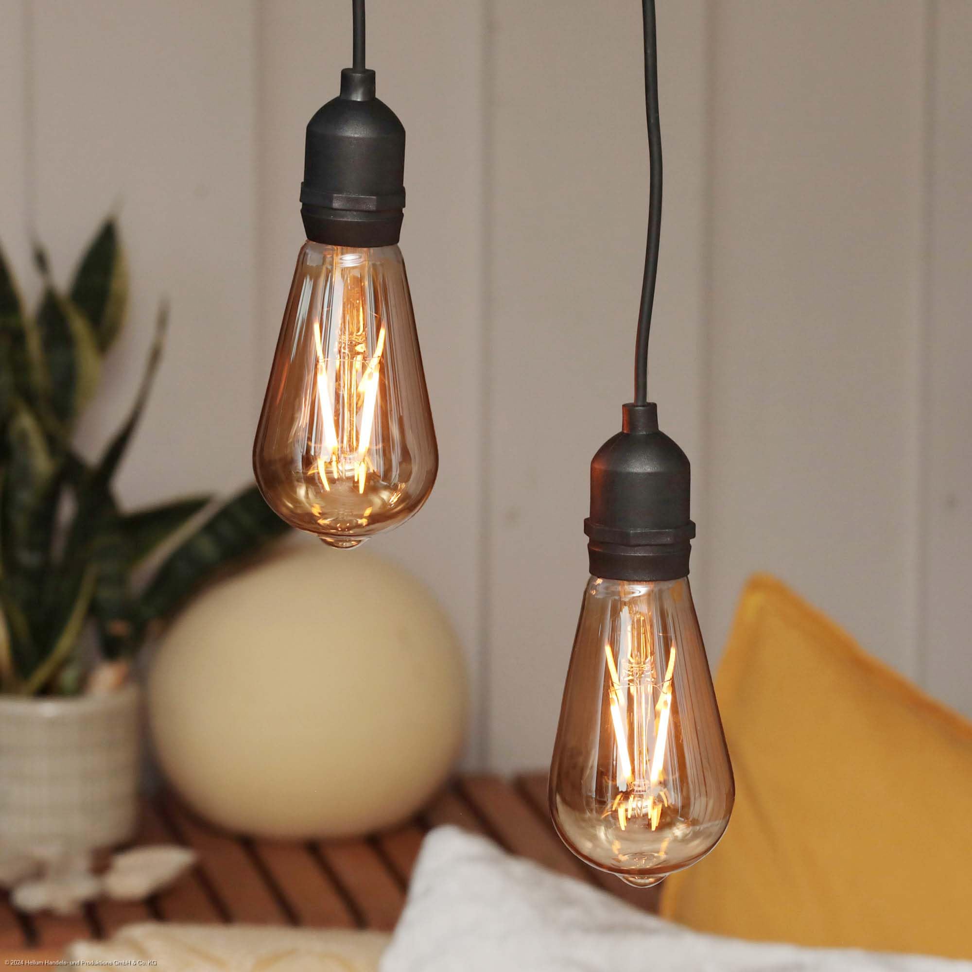 Hellum Lot de 2 lampes suspendues d'extérieur avec batterie et télécommande - Ampoule dorée avec batterie et minuterie - ST64 - Diamètre : 6,4 x 13,8 cm - Lampe suspendue pour l'extérieur avec