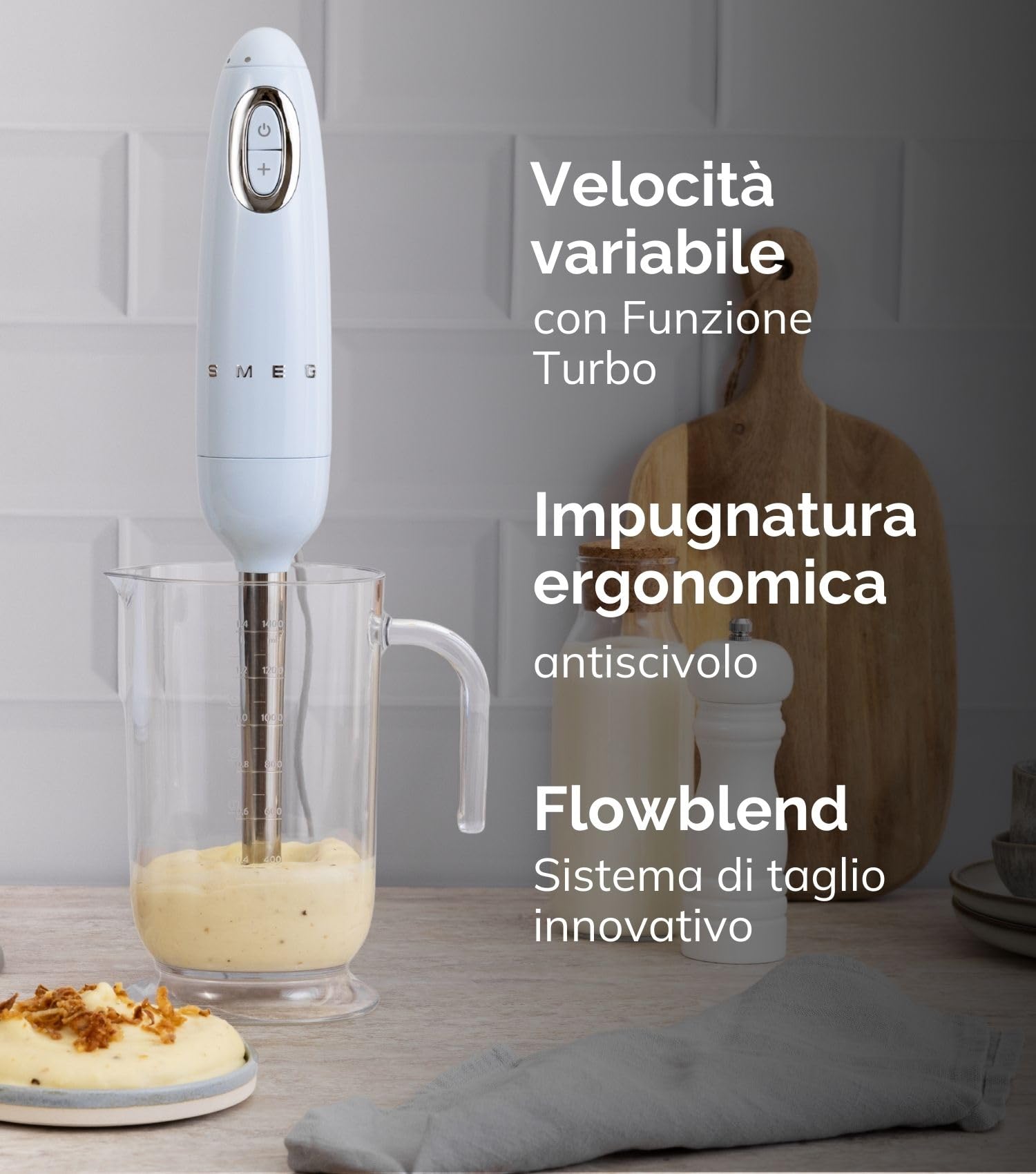 Smeg, Frullatore a Immersione HBF03CREU, Funzione Turbo e Sistema di Taglio Flowblend, con Impugnatura Antiscivolo, Avvolgicavo Integrato, Accessori Inclusi, Potenza 700W, Crema