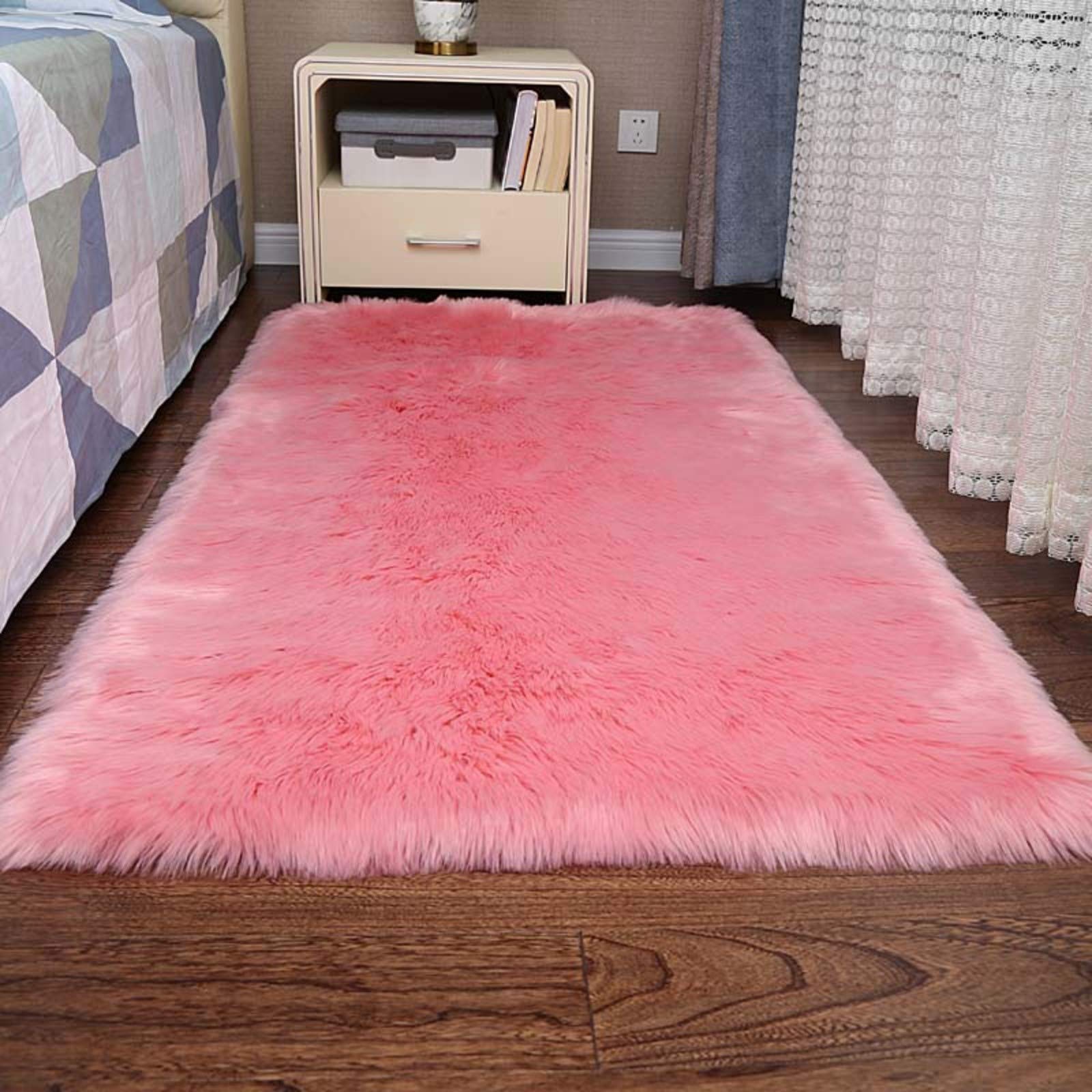 Tapis fausse peau de mouton rose pour une chambre cocooning