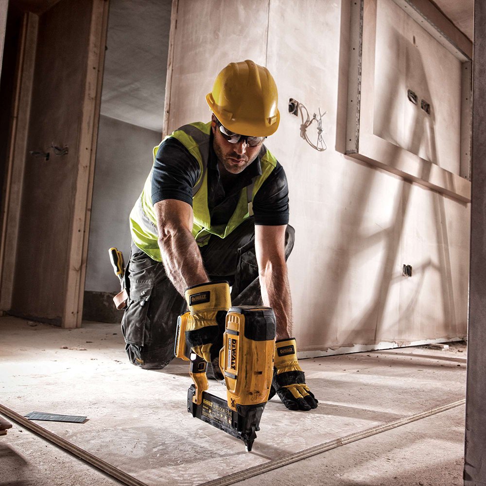 Cloueur de finition 18V 2.0Ah DEWALT - 2 batteries + chargeur + coffret - DCN680D2