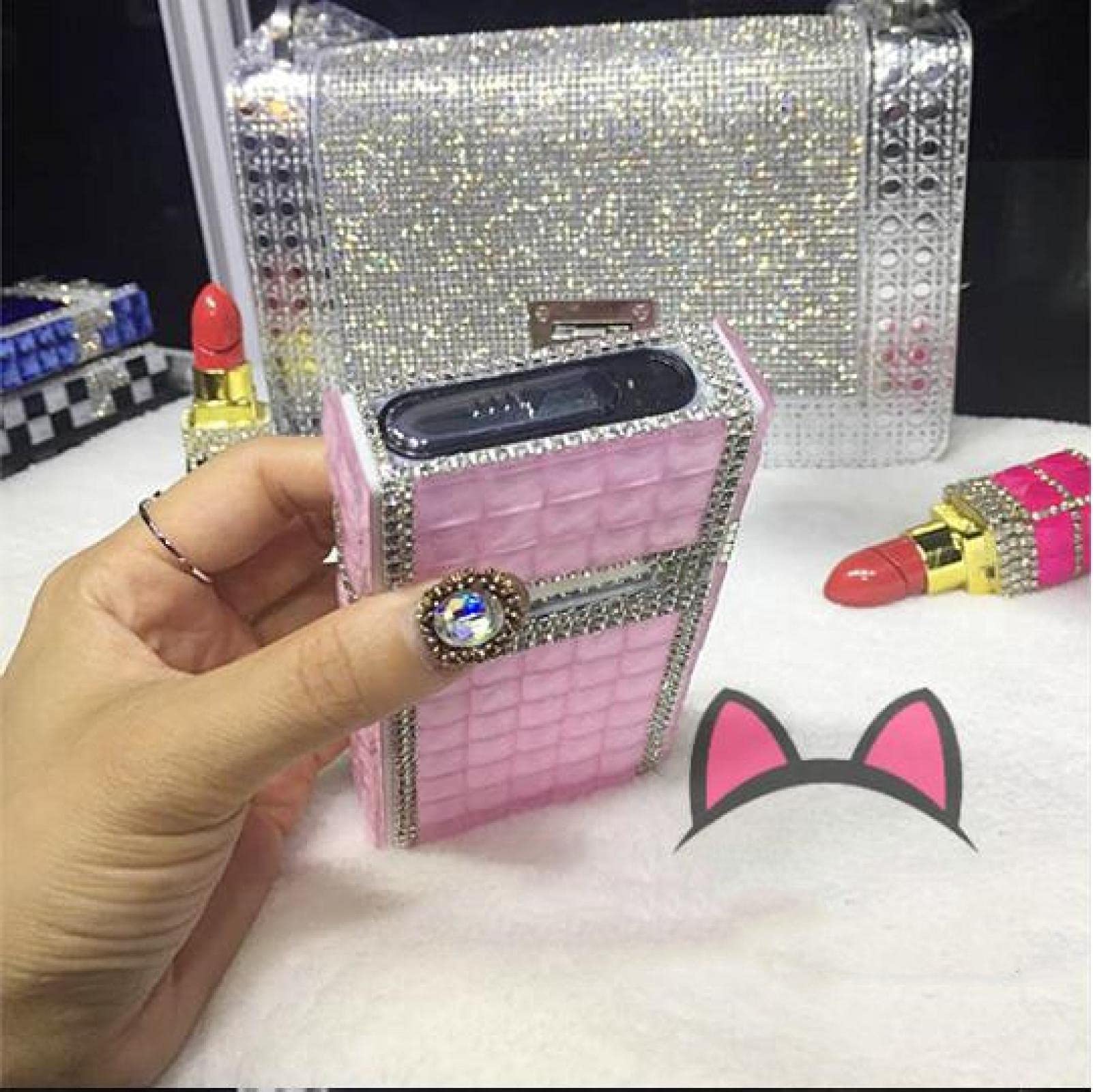 LIVING PINK FlapCase N°1 Portasigarette Premium Fatto A Mano In Austria - Pelle Sintetica Morbida, Capacità 20 Sigarette, Chiusura Magnetica - Colore Rosa Vivace - 3