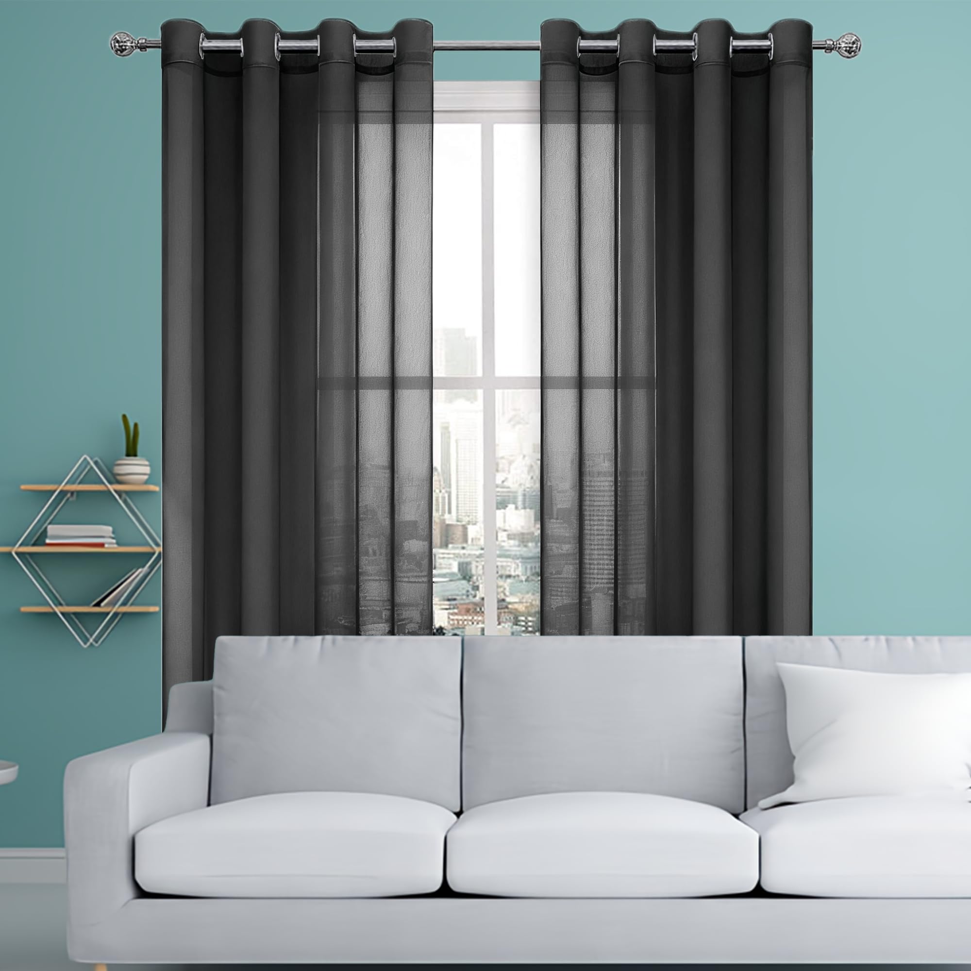 Rideau voilage transparent noir pour créer une ambiance feutrée dans le salon