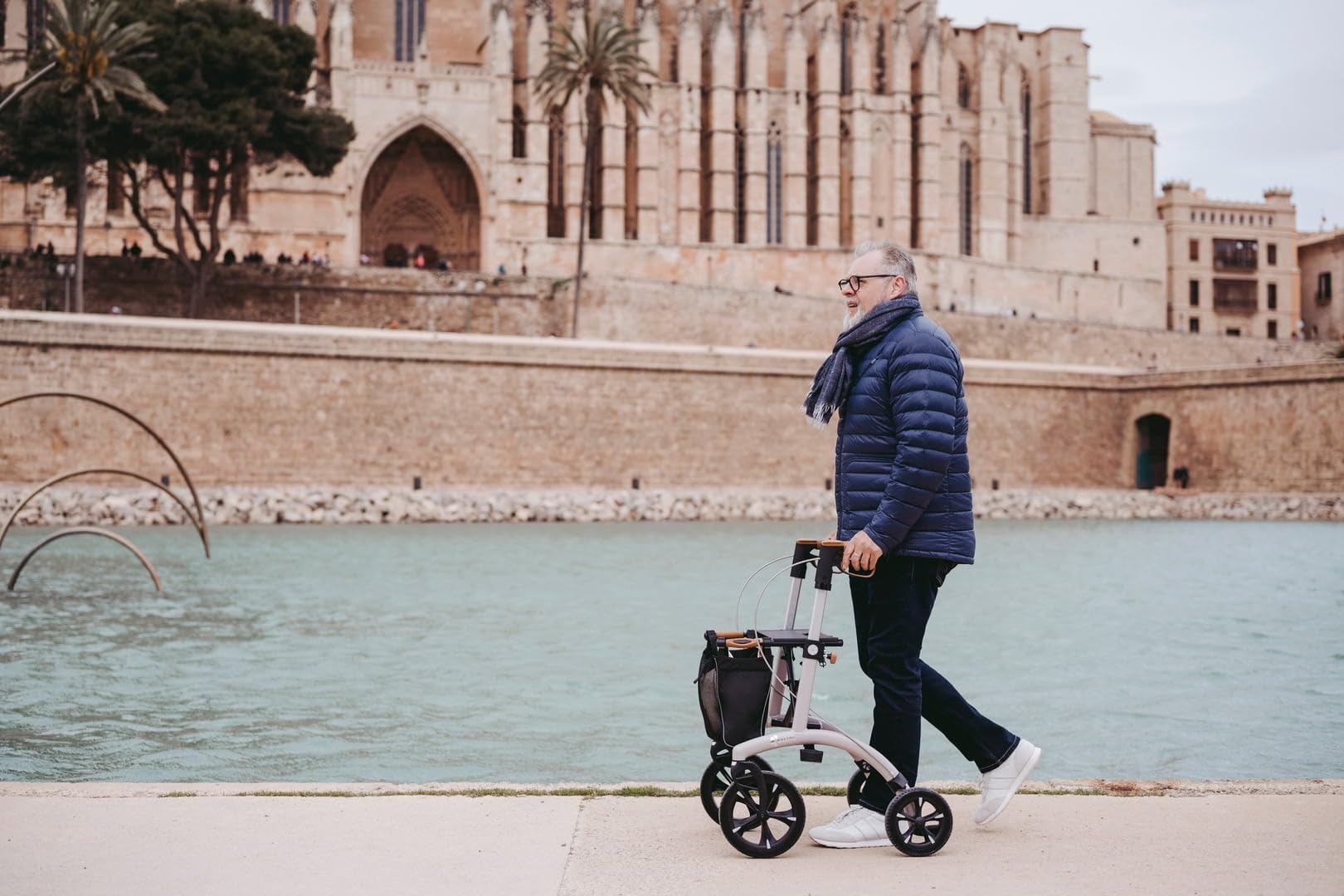 Saljol Allround Rollator in Vollausstattung, 6,4 kg Leichtgewicht mit Sitz, Rückengurt, Tasche, Stockhalter, Klingel, LED-Licht | Outdoor Gehhilfe für Stadt und Land, Sitzhöhe 54 cm, Grau