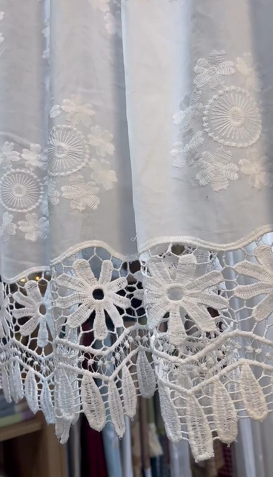 Petit rideau de fenêtre en dentelle florale en coton texturé blanc rustique pour cuisine, café, voilage pour décoration d'intérieur, style bistrot.