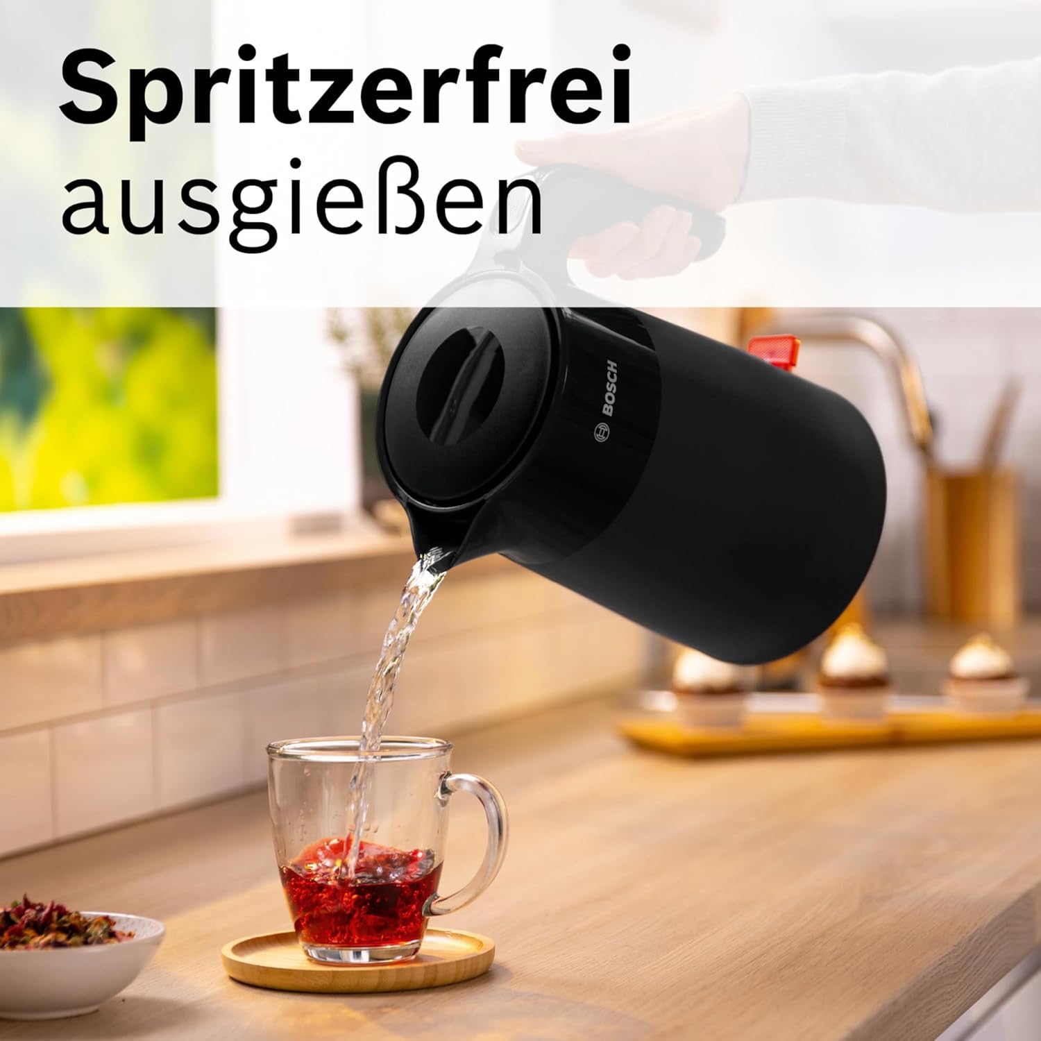 Bosch kettle pouring water smoothly into a cup without splashing.