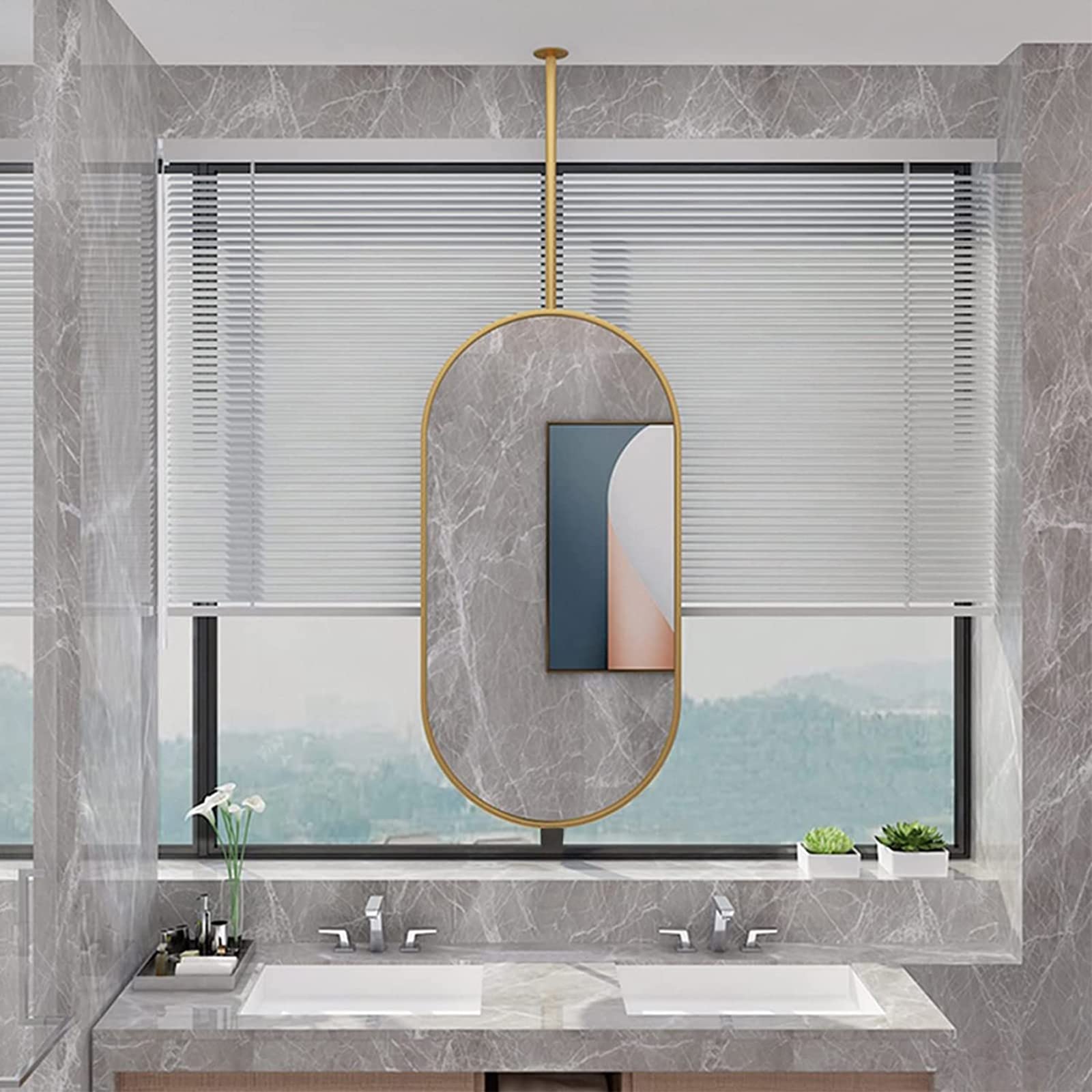 Miroir mural ovale doré pour agrandir une petite pièce sombre avec un cadre métallique