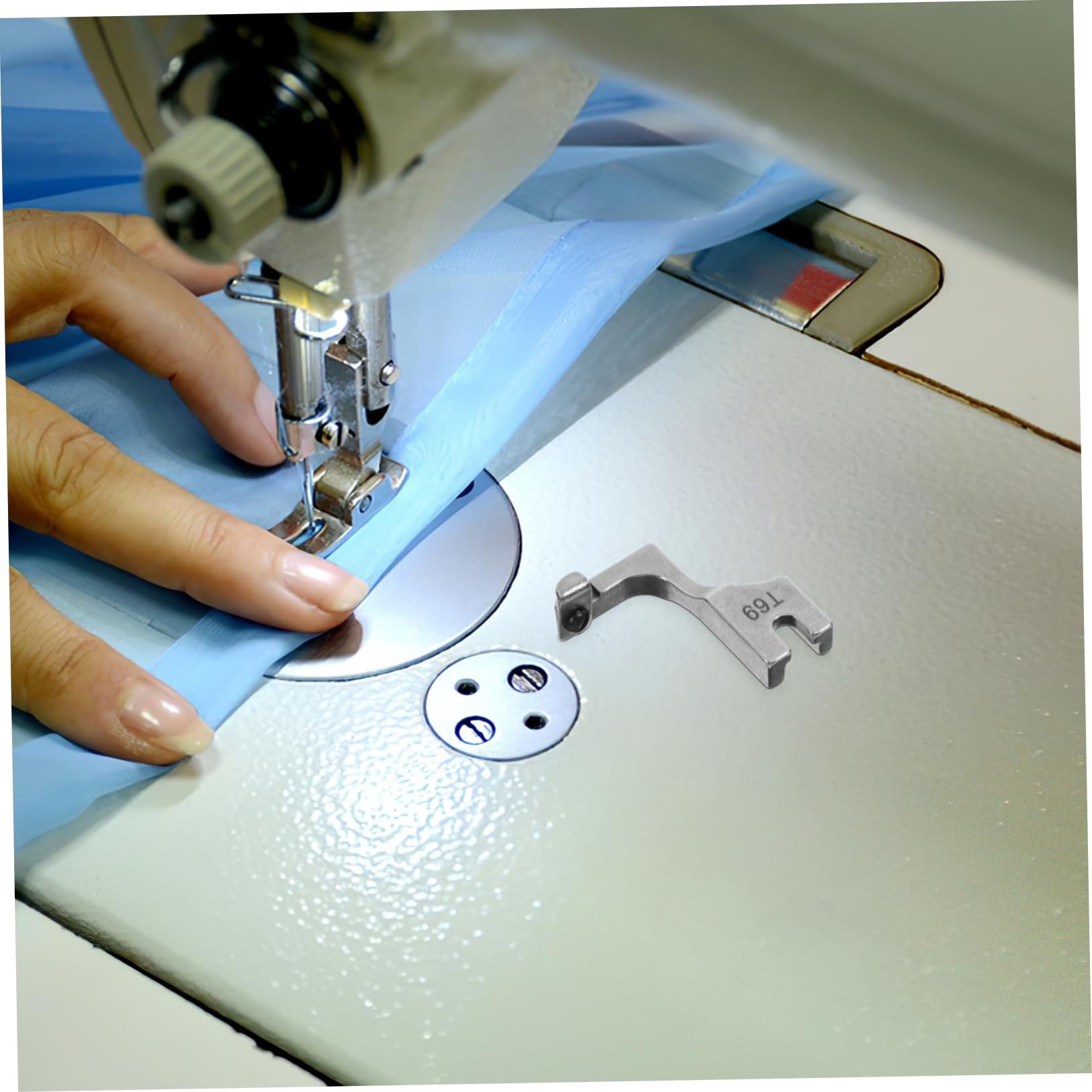Pied-de-biche pour Fermeture Éclair Industrielle T69 Réglable, 2 Pièces | Compatible Brother, Design Unilatéral avec Rainure, Accessoire pour Machine à Coudre Industrielle