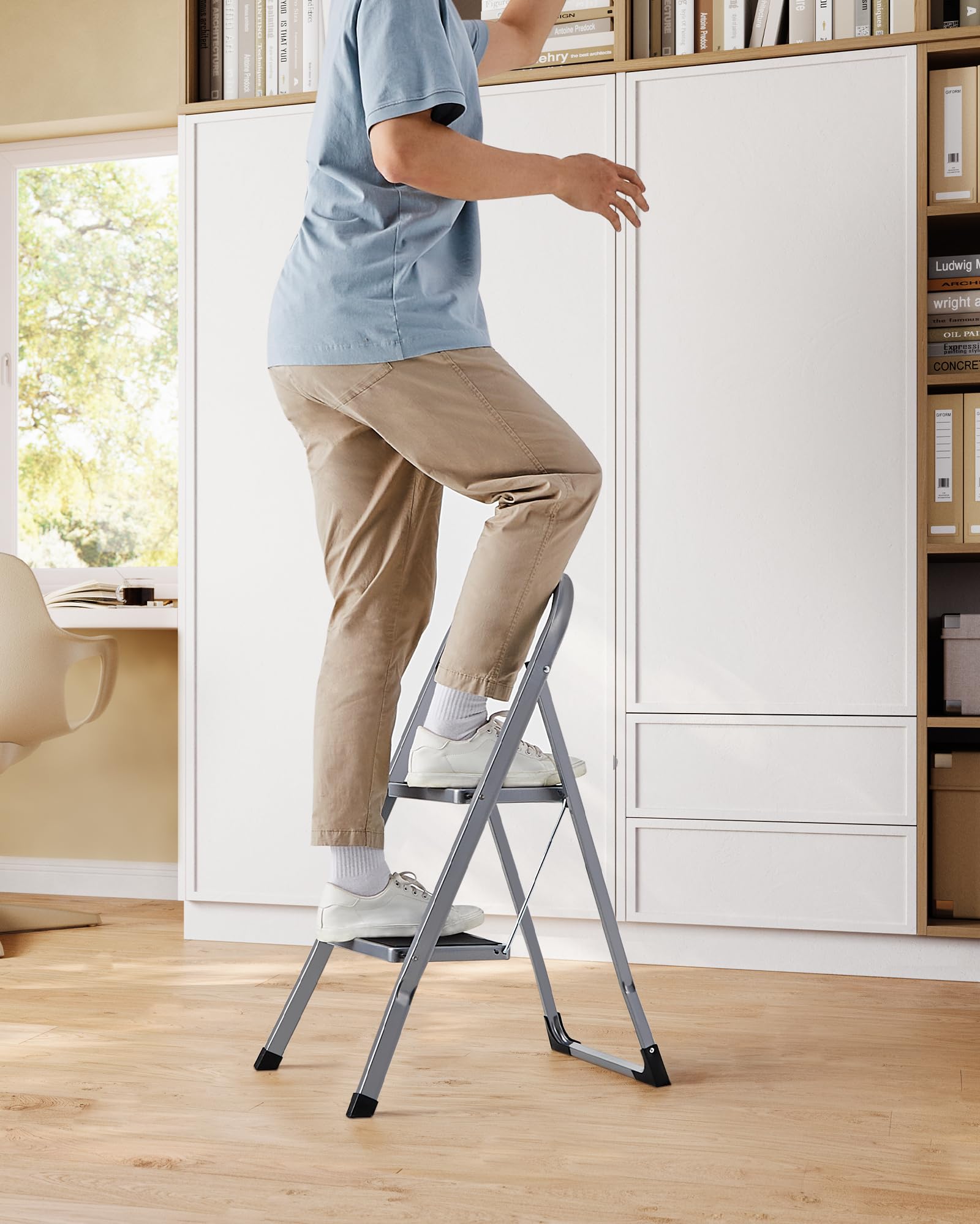 SONGMICS Drabina schodkowa, drabina z 2 stopniami, składane zabezpieczenie, łatwa do przechowywania, obciążenie do 150 kg, gołębi szary GSL012G01