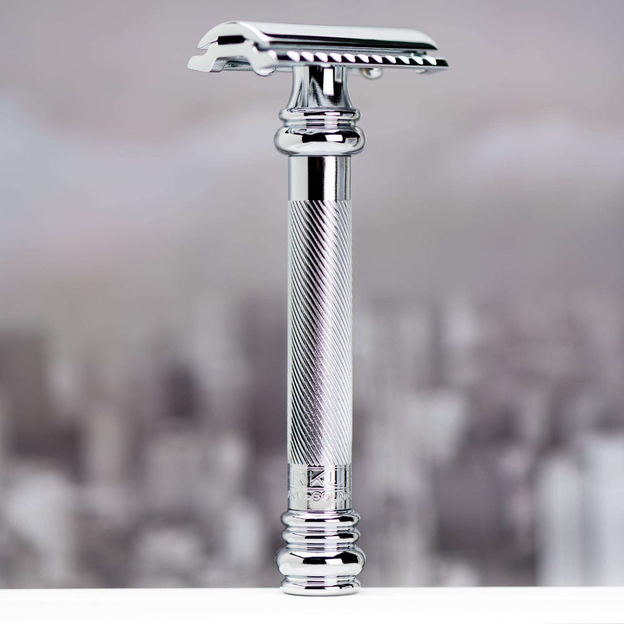 MERKUR Rasierhobel 38C | Barber Pole Glanzchrom | Zweiteiliger Rasierer mit geradem Schnitt | Geschlossener Kamm | Ideal für Nassrasur | Zinkdruckguss | Messing Griffstück | Made in Germany