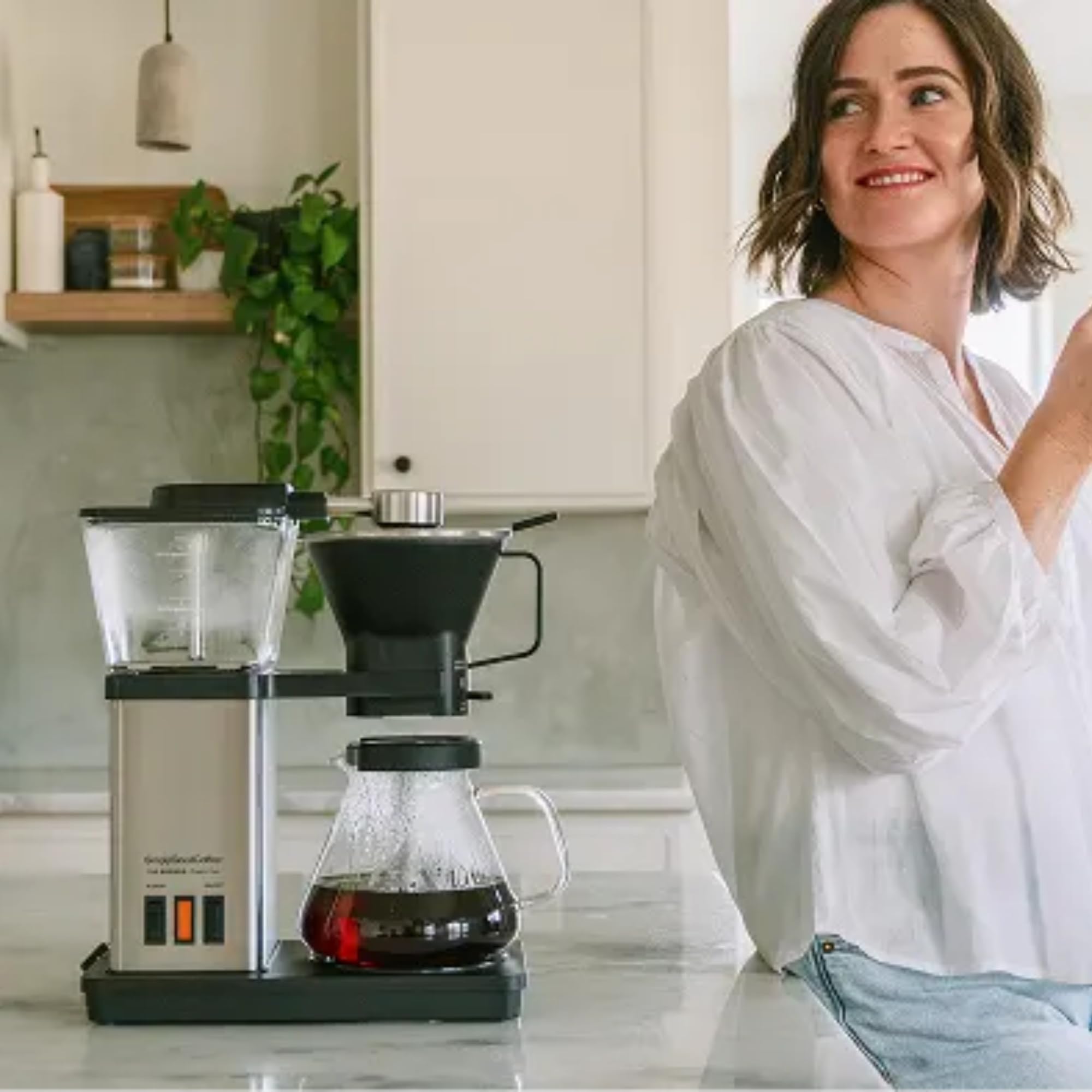 SimplyGoodCoffee THE BREWER - bez plastiku. Ekspres do kawy i ekspres do kawy. Automatyczny ekspres do kawy z 8 filiżankami do nalewania kawy. Łatwy w użyciu, złoty kubek standardowy czarny/stal