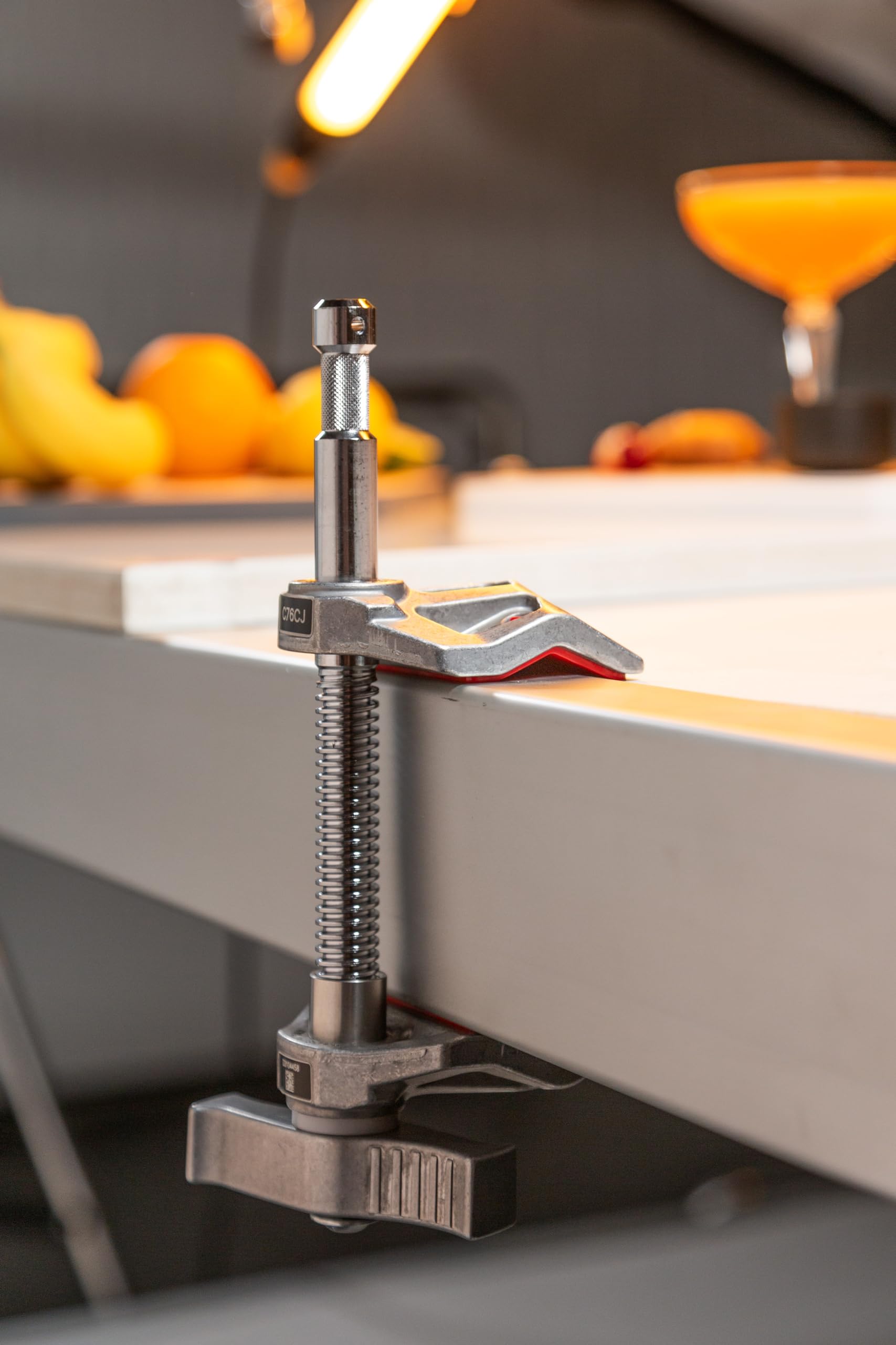 Manfrotto Śrubowy zacisk środkowy 3" ze szczękami – bardzo wytrzymały zacisk śrubowy ze szczękami – pojemność otwarcia 3"/7,5 cm – 80 kg maksymalne obciążenie użytkowe – 16 mm / 5/8" Baby Pin — C76CJ