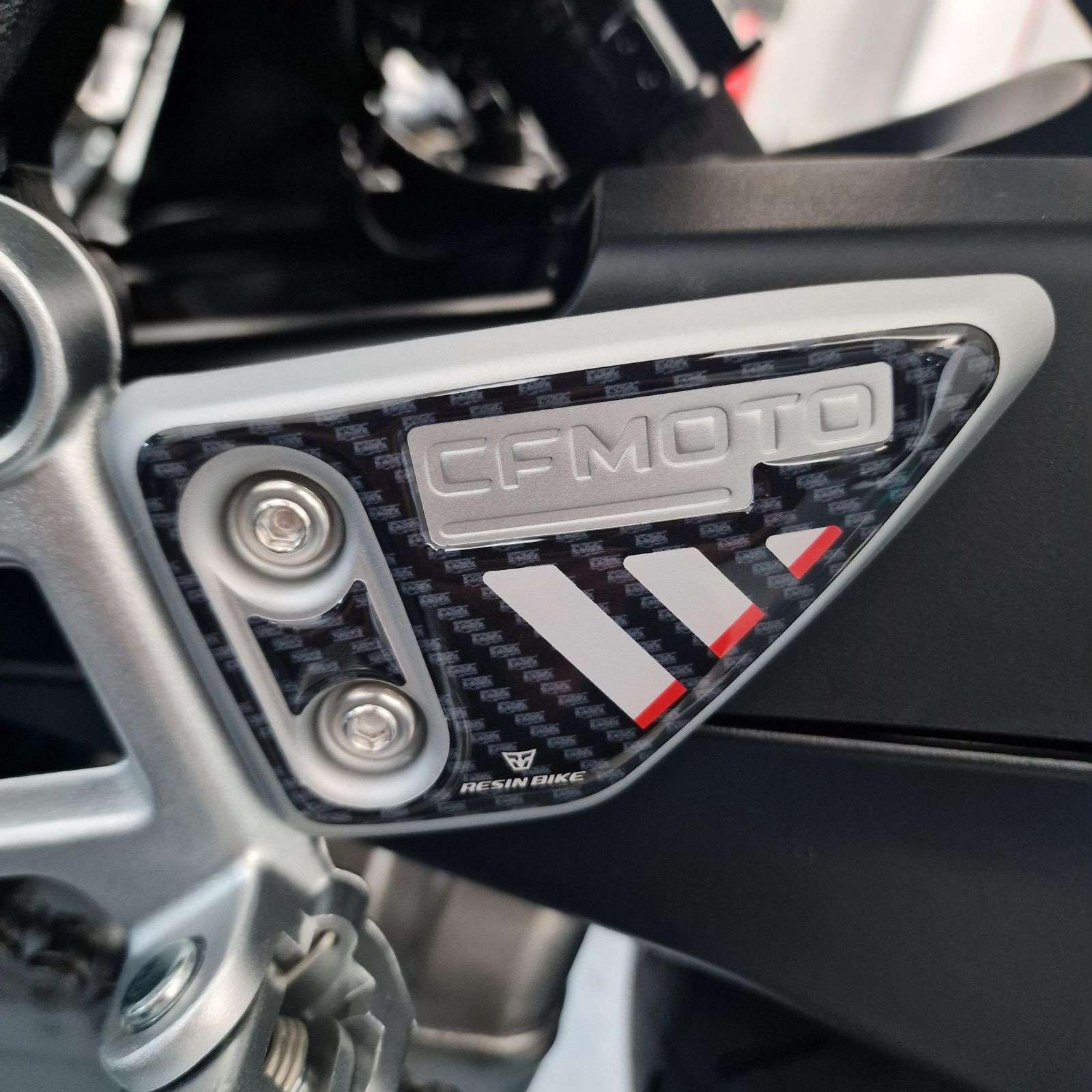 Resin Bike Kit Autocollant Moto Compatibles avec CF Moto 675 SR-R 2025-2026. Protection Grip de Réservoir Moto Contre Les Chocs et Les Éraflures. Kit Autocollant 3D Résinés Made in Italy