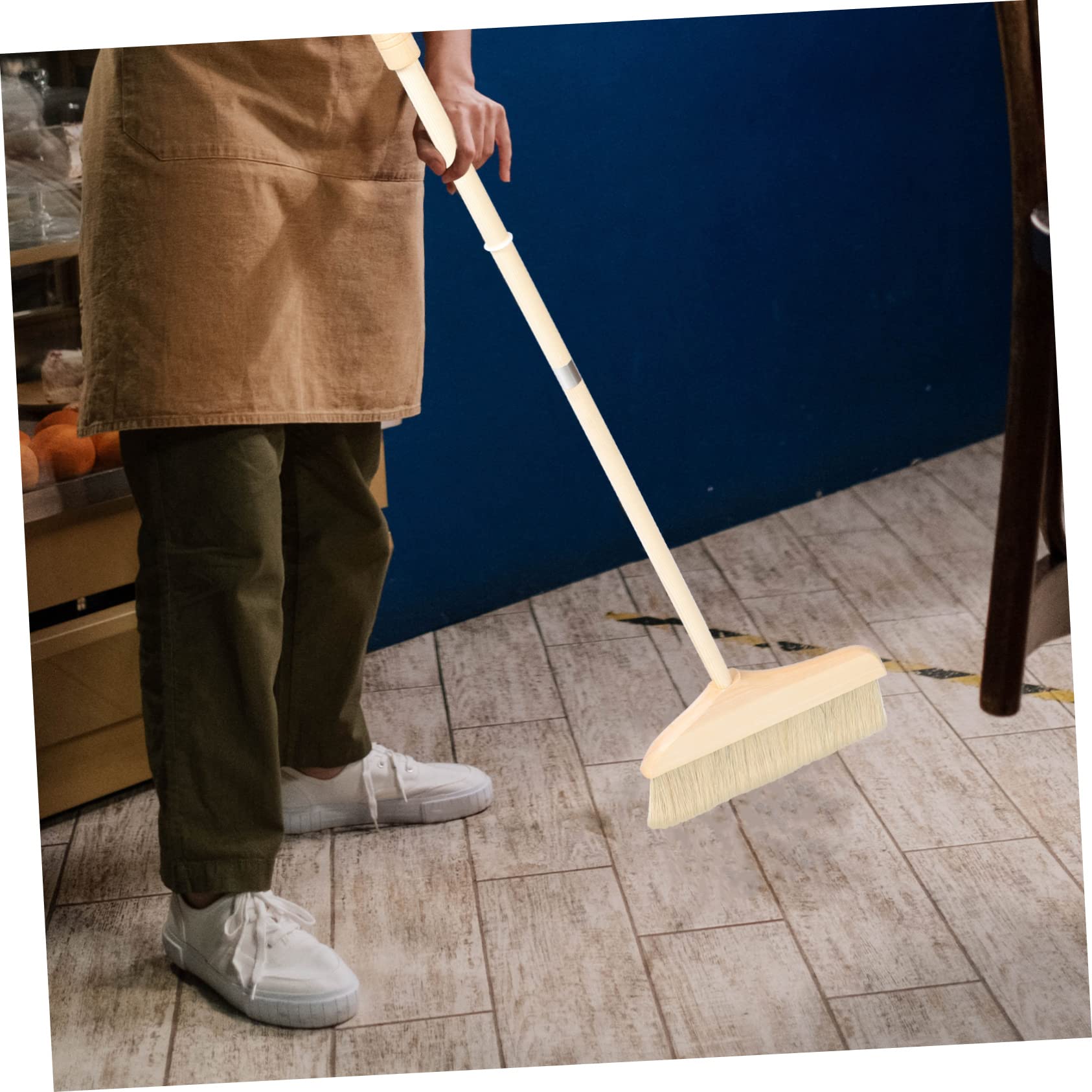 Scopa a Setole Morbide Manico in Legno, Pulizia Casa | Colore Khaki, per Tappeti e Pavimenti, Rimuove Polvere e Chioma, Uso Interno ed Esterno