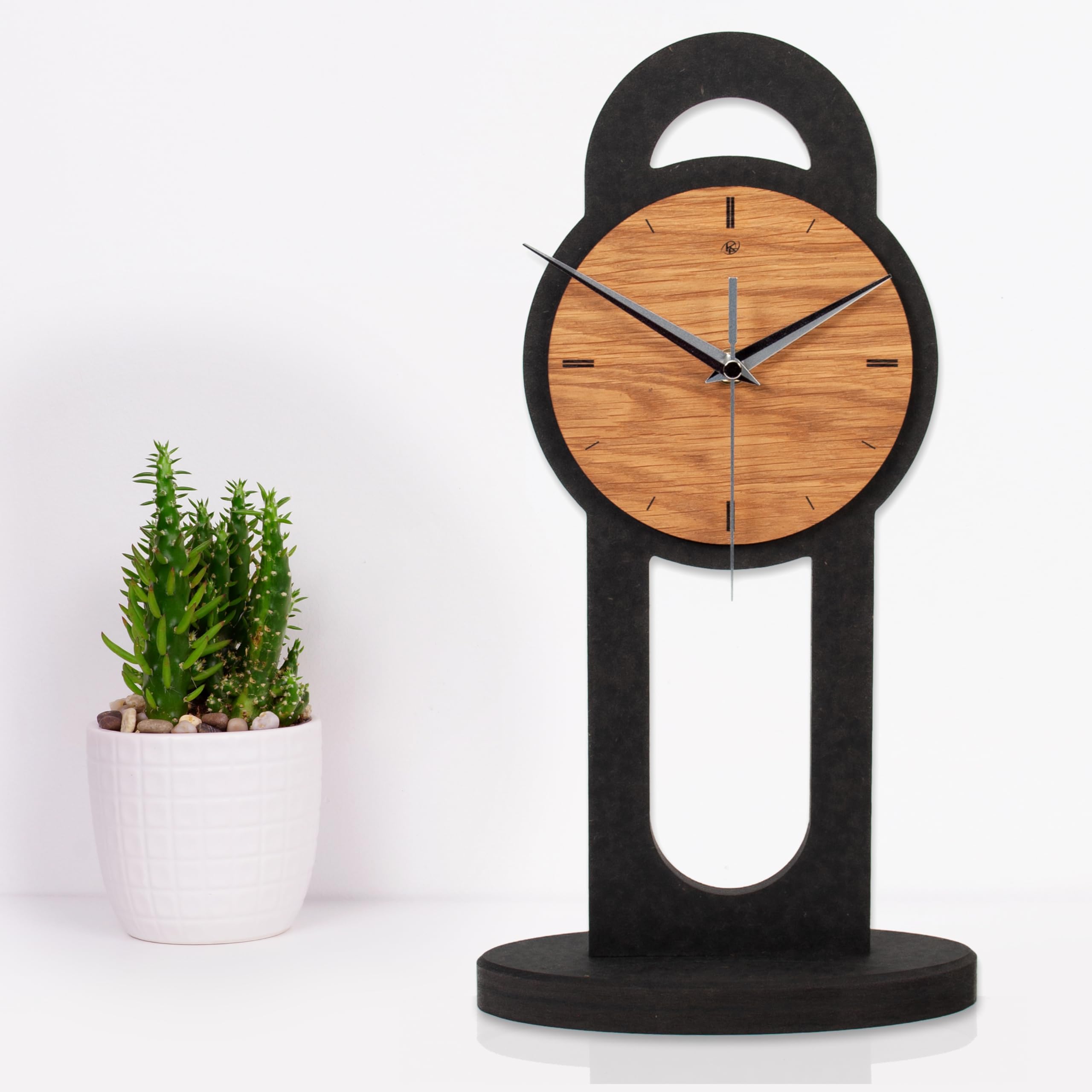 Standuhr „Brown Circle“ aus Holz – Schwarze Tisch-Uhr mit brauner Eiche-Applikation; Größe ca. 38,5x20x8,5cm (leises Funkuhrwerk)