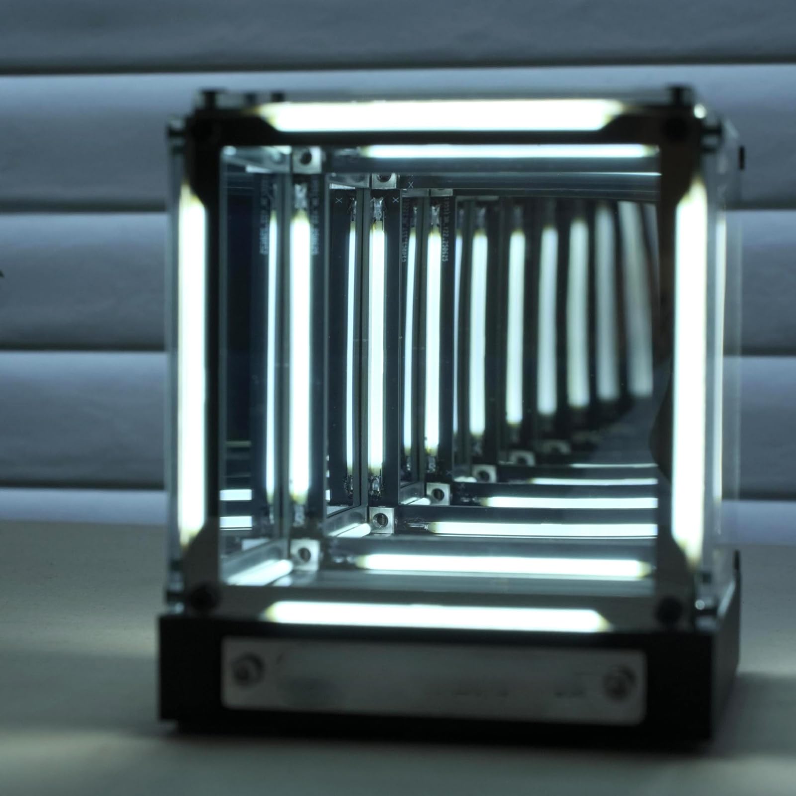 Cryfokt Infinite Cube, luce LED Infinity Mirror Cube con controllo touch e ricarica USB C, batteria 2000 mAh per camera da letto, studio, decorazione hotel