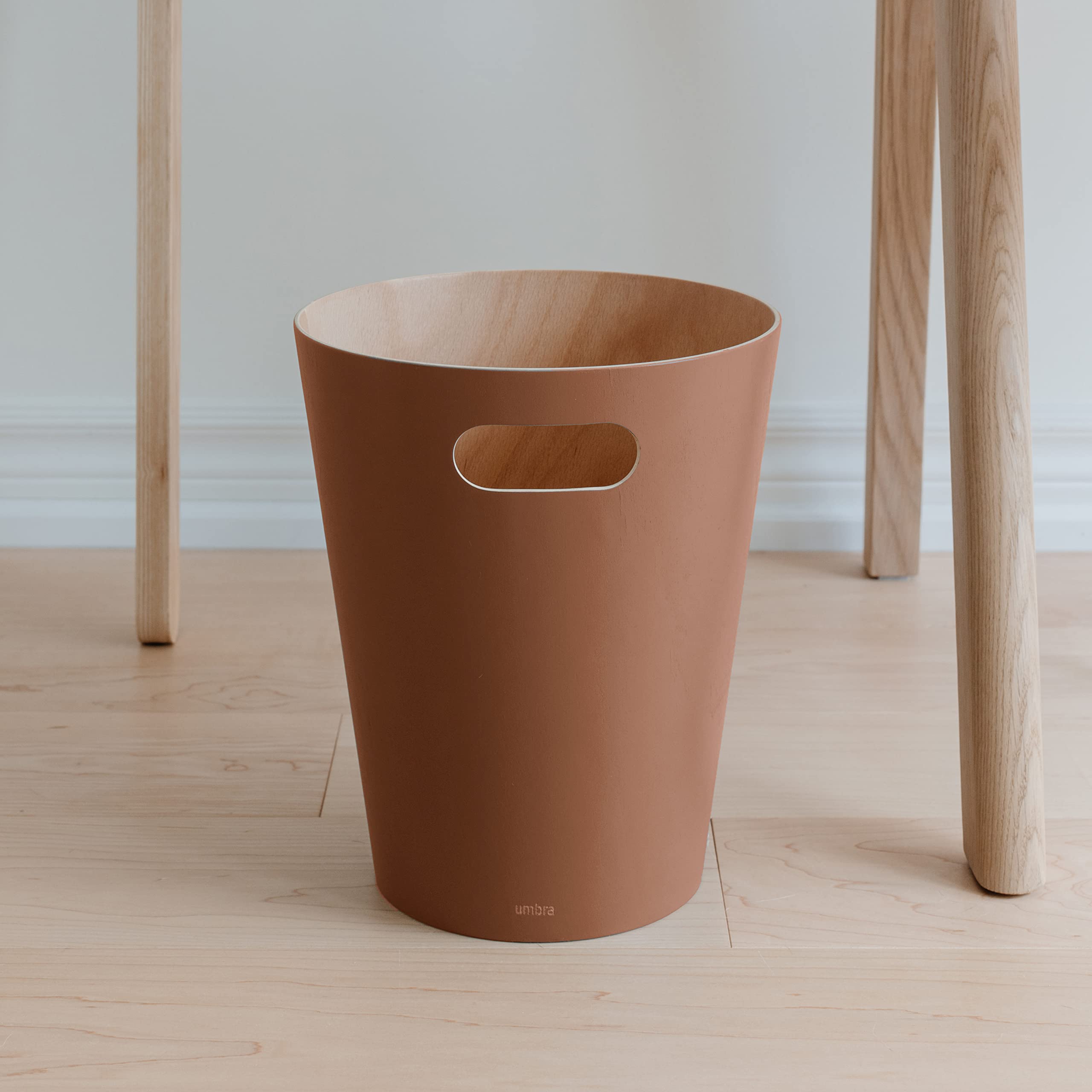 Umbra Woodrow nowoczesny drewniany kosz na śmieci, kosz na śmieci, kosz na śmieci lub kosz do recyklingu do domu lub biura, Sierra