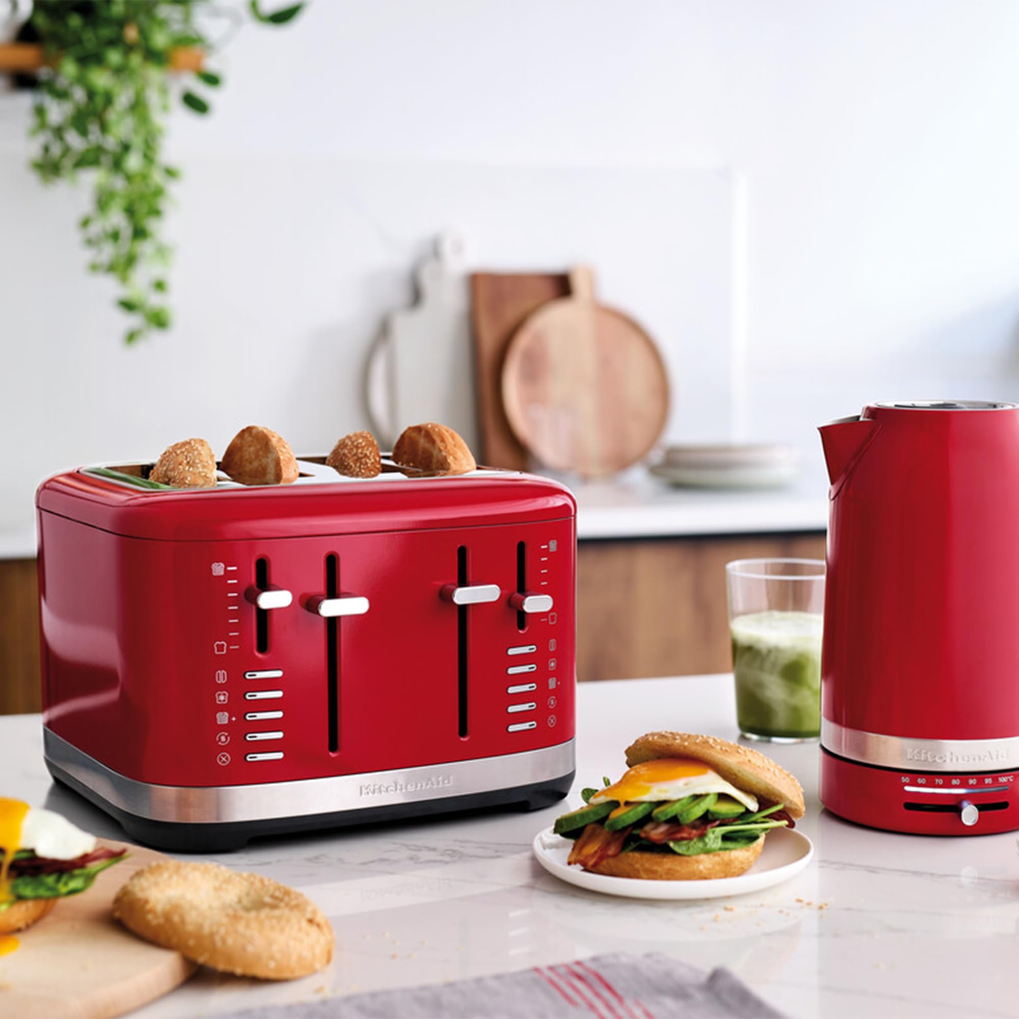 KitchenAid Tostadora 4 Rebanadas, Ranuras Extra Anchas, Controles Duales Independientes, 7 Niveles de Tostado, Funciones Bagel, Descongelar, Recalentar y Más Tiempo, Palanca Alta, Rojo Imperio