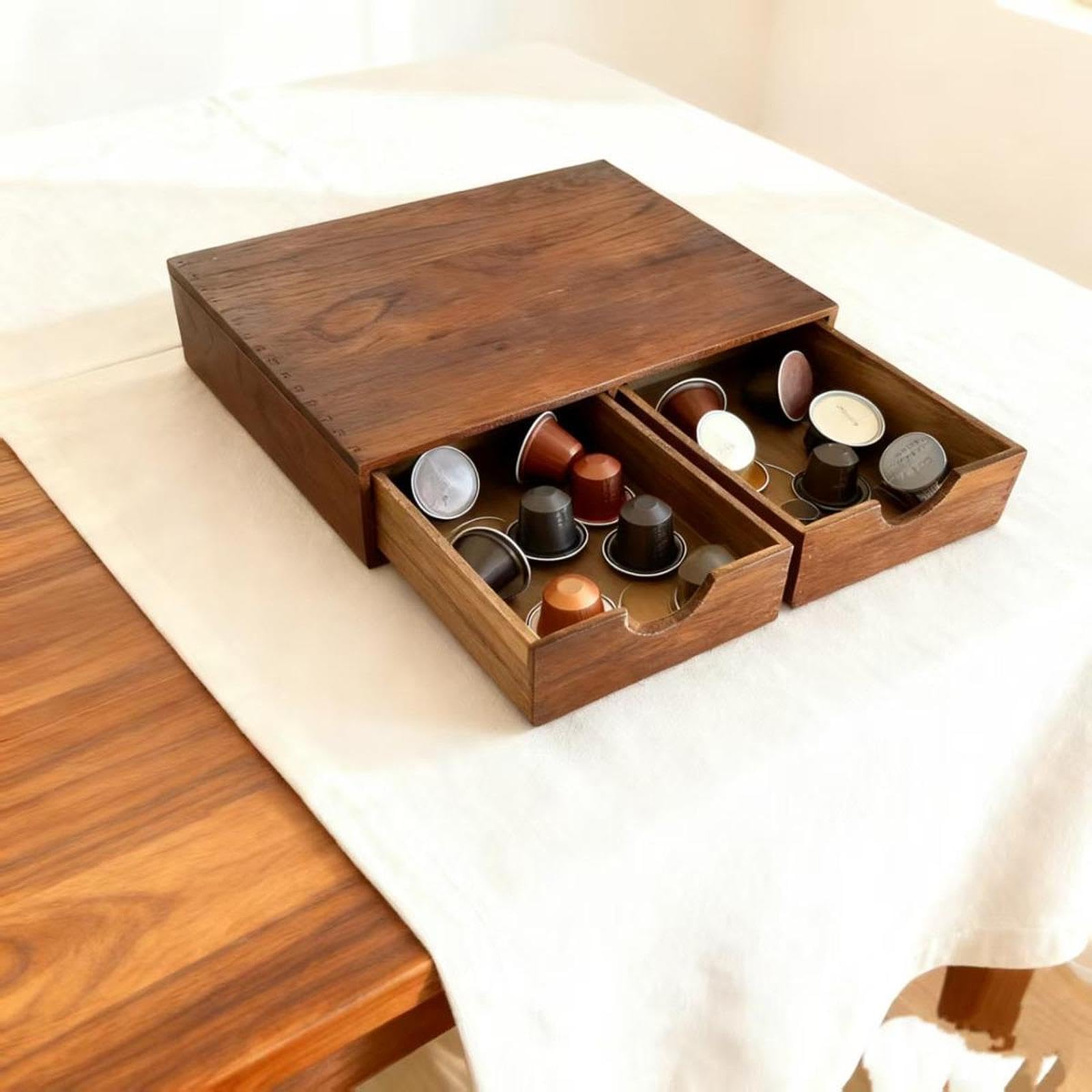 Stylowy uchwyt na kapsułki do kawy z wysuwaną szufladą, oszczędzający miejsce organizer na kapsułki Nespresso i Dolce Gusto, idealny do kuchni, biura i przechowywania detalicznego