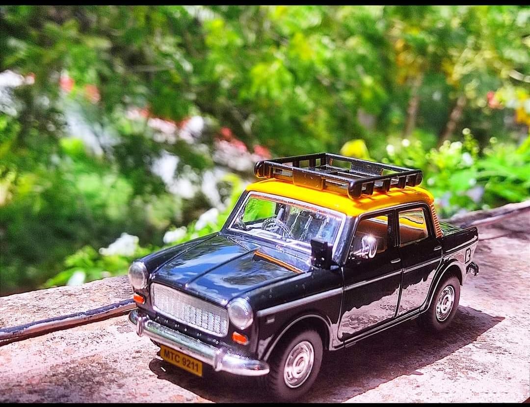 Viaan World Present Superb Miniature Model of Mumbai Taxi Car Toy