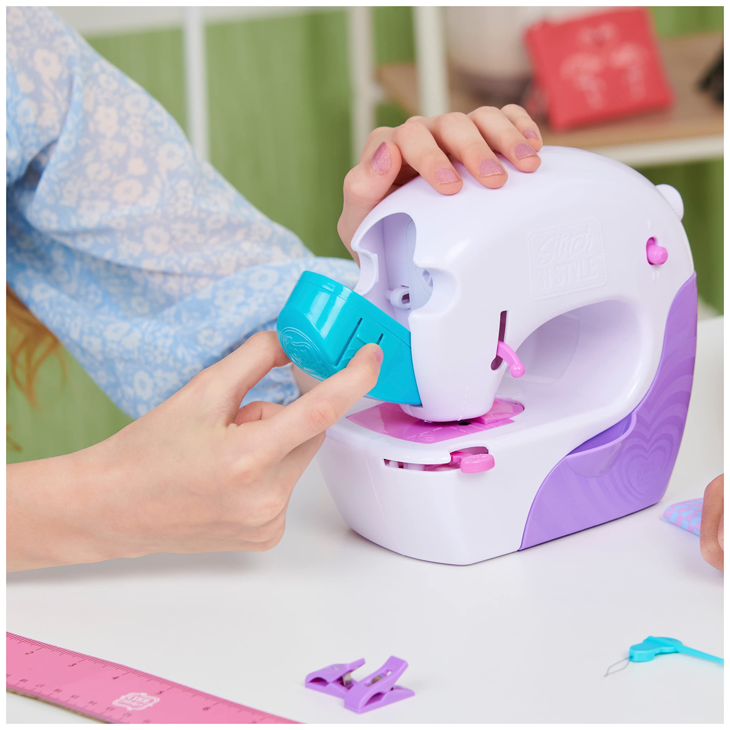 Cool Maker Stich n Style Fashion Studio - Einfach Nähen ohne einfädeln, Nähmaschine mit 6 Projekten für Kinder ab 8 Jahren