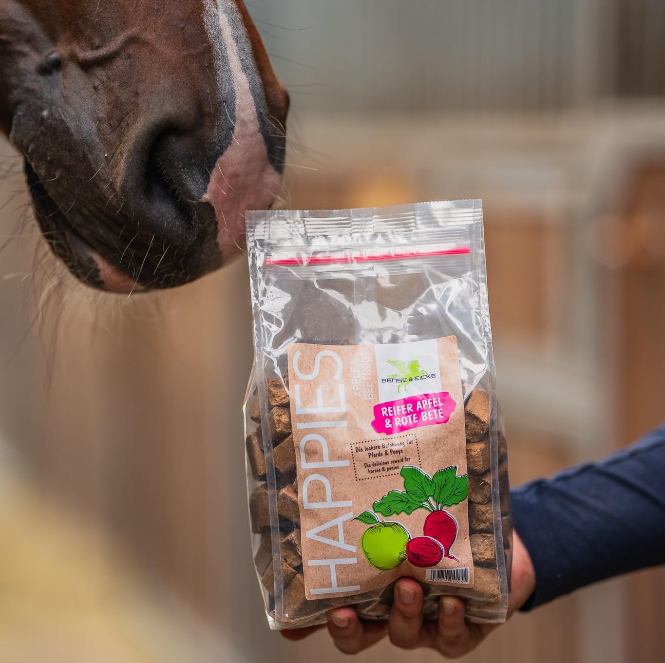 Bense & Eicke Happies Manzana madura – Remolacha 1 kg – Golosinas para caballos como recompensa, aperitivo para caballos para entrenamiento, con trozos de frutas y verduras – Fabricado en Alemania — view 3