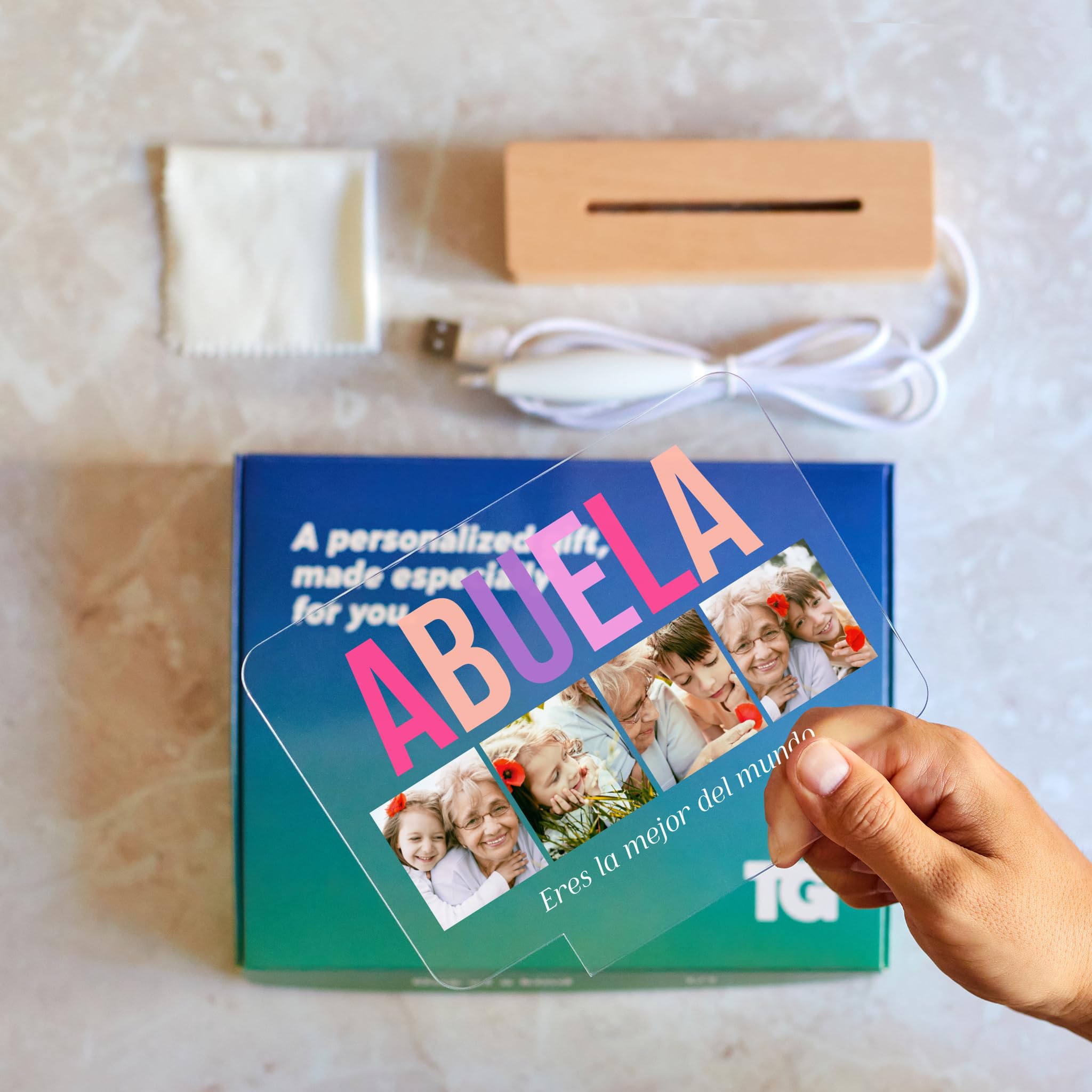 Transparent Gift Lámpara Personalizada Abuelo o Abuela con 4 Fotos y Texto. Regalos Originales para Cumpleaños, Navidad. Regalos Personalizados para Abuelos. Placa de Metacrilato con Base de Madera