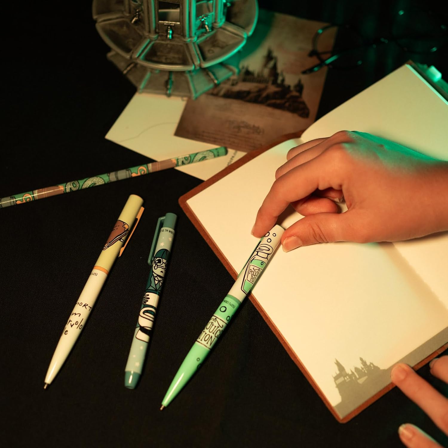 Grupo Erik Pen Holder For Desk & Stationery Set - Harry Potter Gifts | Desk Accessories - Pencil Holder, 2 Pens, Pencil, Eraser, Sharpener | Harry Potter Stationery