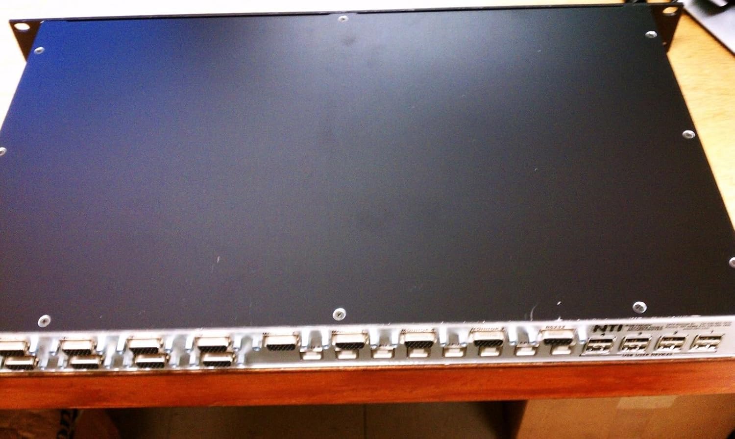 Zadní view of the UNIMUX-4X8-U KVM switch showing multiple USB and video input ports.