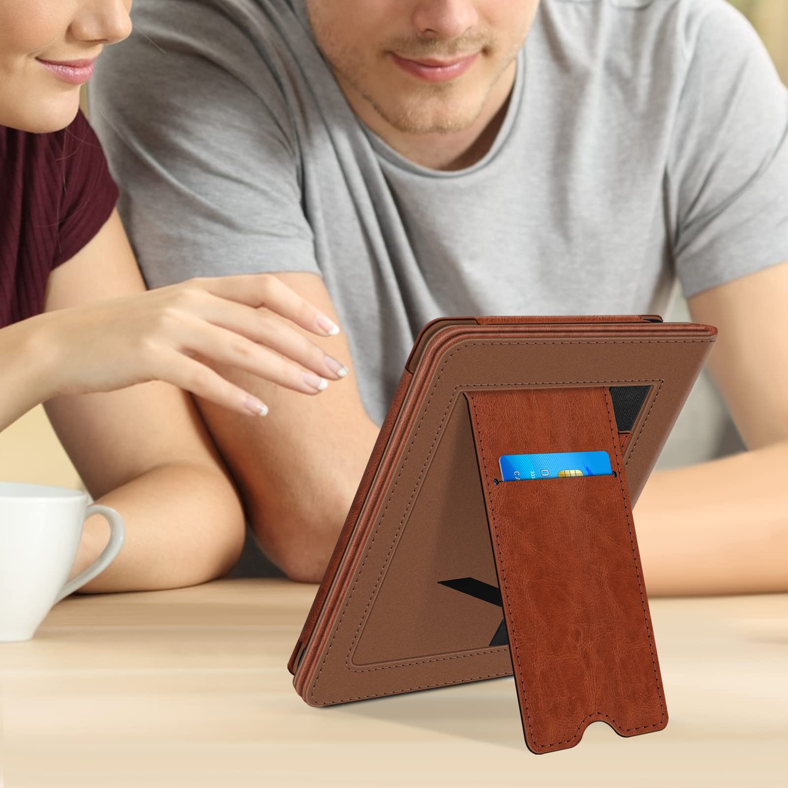 FINTIE Étui pour 6" Kindle (11e Génération, Modèle 2024/2022), Coque Fixation à Béquille Housse avec Fente pour Carte et Dragonne, Veille/Réveil Automatique, Marron Vintage