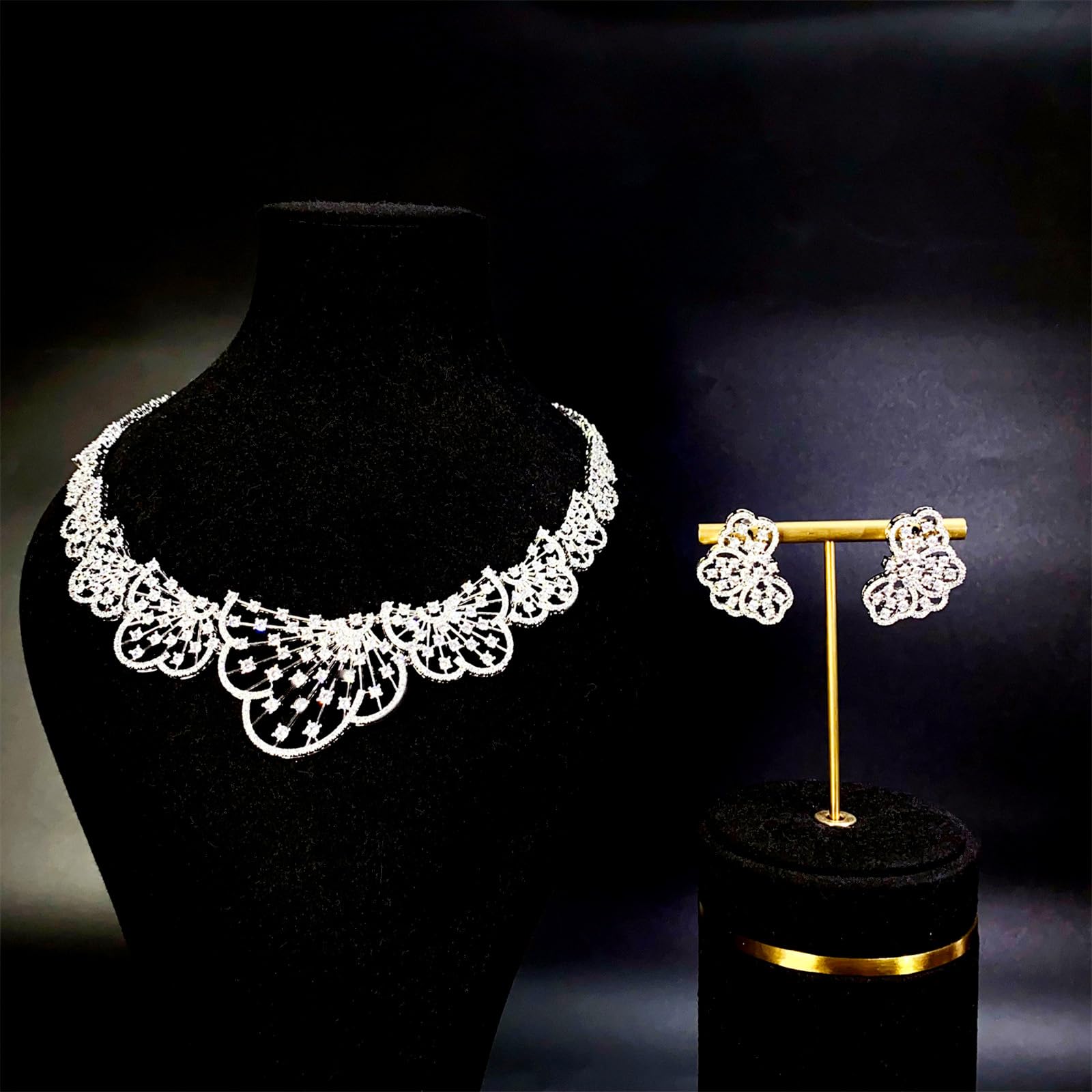 Elegante set di gioielli con eleganti pietre di zirconia, accessorio portatile per decorazioni di matrimoni e occasioni speciali