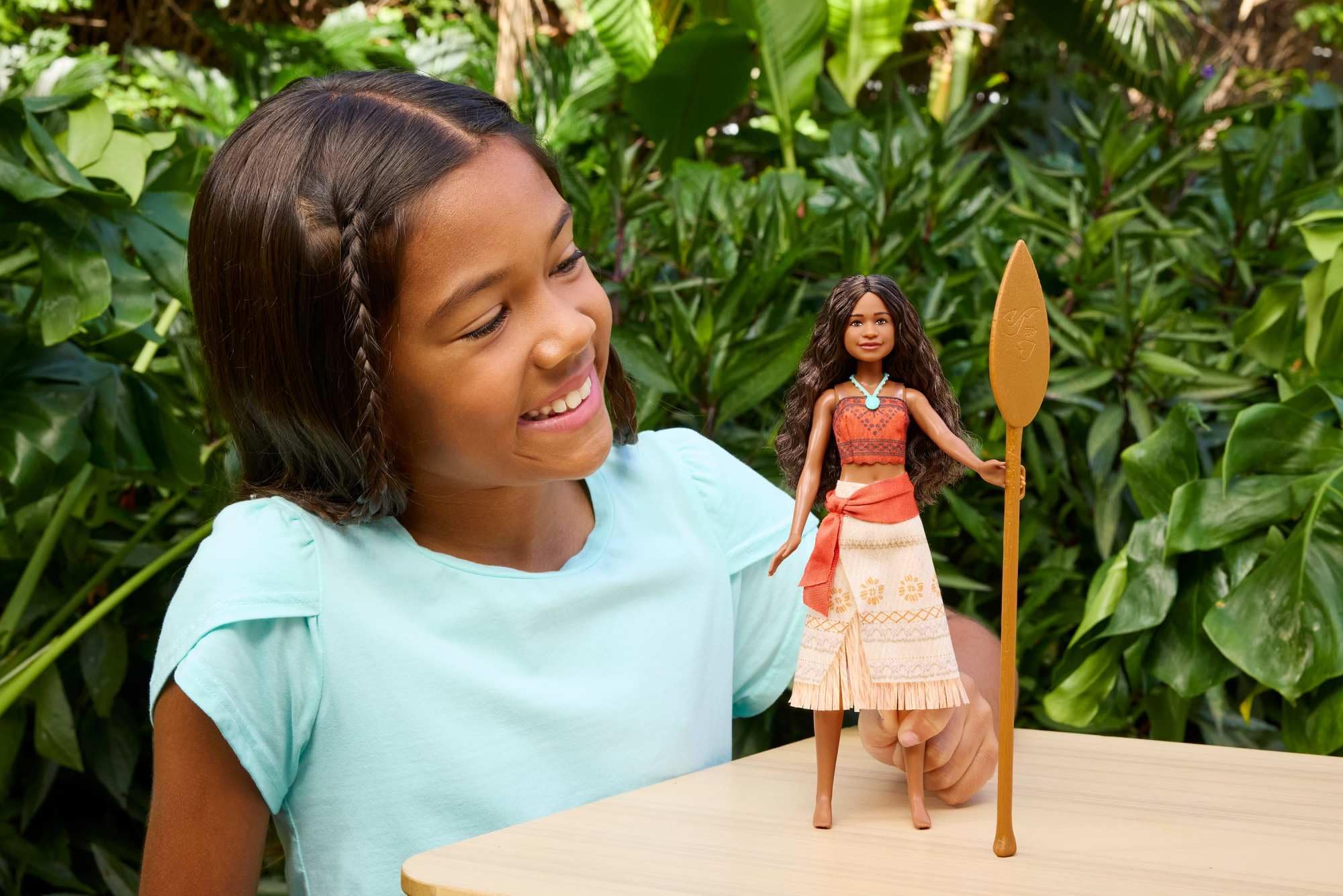 Mattel Lalka śpiewająca Disneya Vaiana z kultowym strojem i 2 akcesoriami, śpiewa jasnoniebieskie w 4 językach, inspirowana filmem podczas robienia prawdziwych zdjęć, JMT27