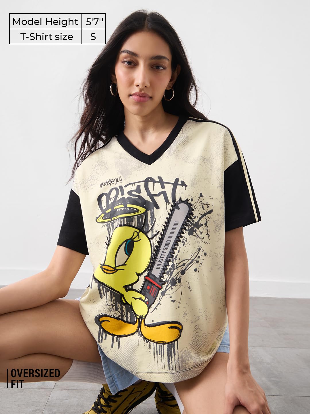 The Souled Store Looney Tunes: Heavenly Misfit - Camiseta de manga corta con cuello en V y estampado gráfico amarillo para mujeres y niñas