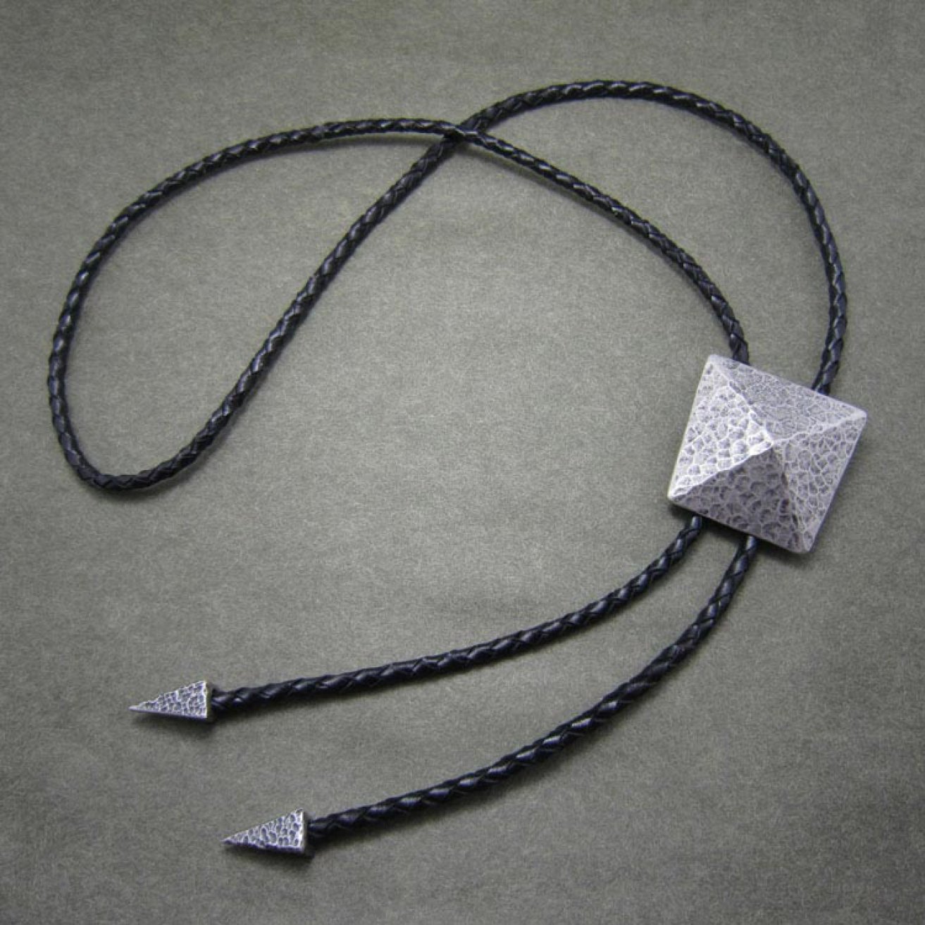 Bolo Tie Silberne Pyramide, Silber-Auflage, Bolotie, Westernkrawatte