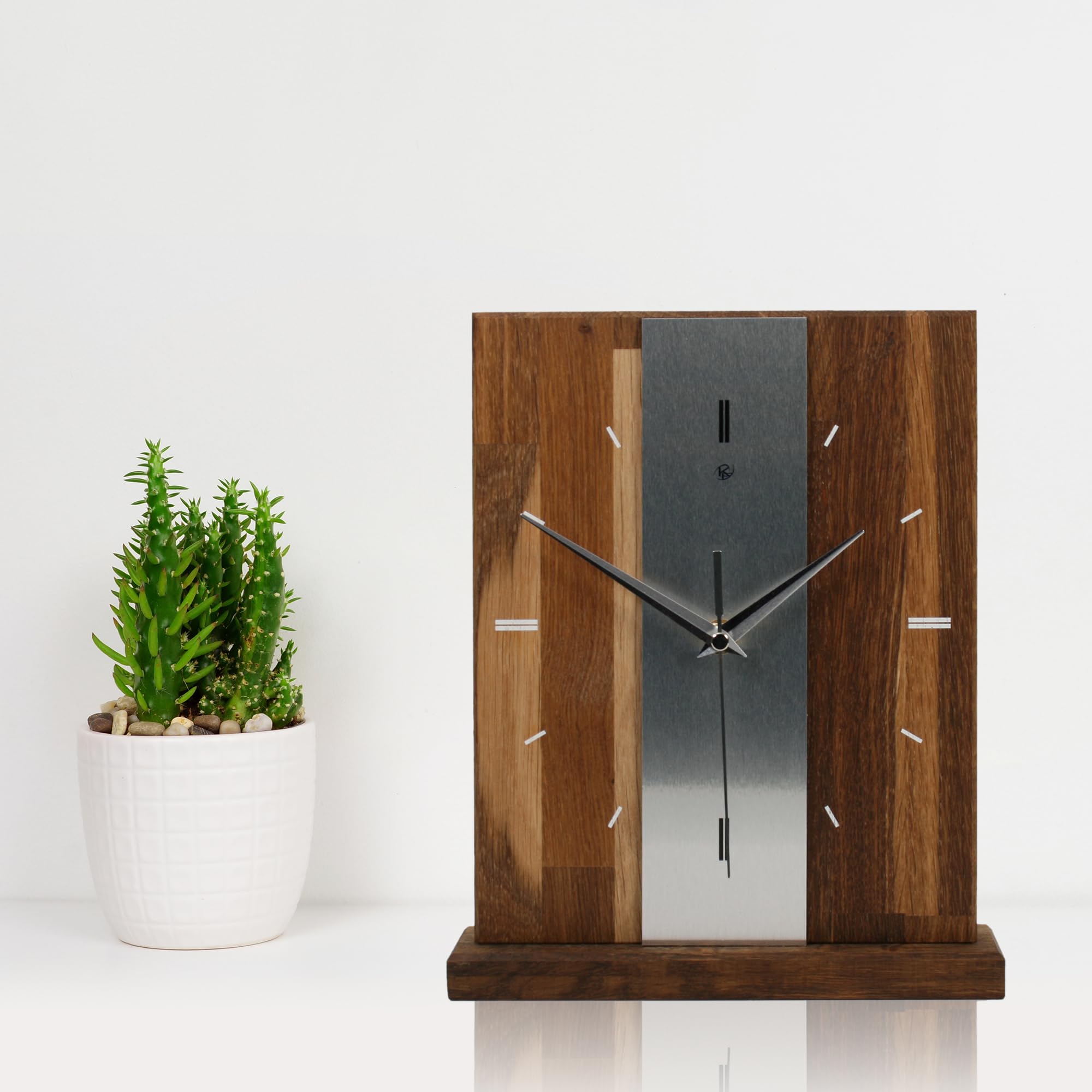 Kreative Feder Designer-STANDUHR Silver Stripe aus MASSIVHOLZ ca. 27x20cm – analoge TISCHUHR ohne Tickgeräusche (Eiche geräuchert, Funkuhrwerk)