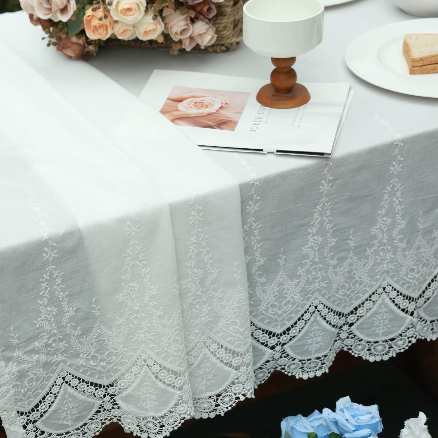 Devola Tischdecke Baumwolle Weiß Tischwäsche mit Spitzenoptik Rechteckige Tischdecken Tischtuch mit Blumen, Französische Rustikale Bestickte Tischdecke für Hochzeit Party Bankett Empfang 260x130cm