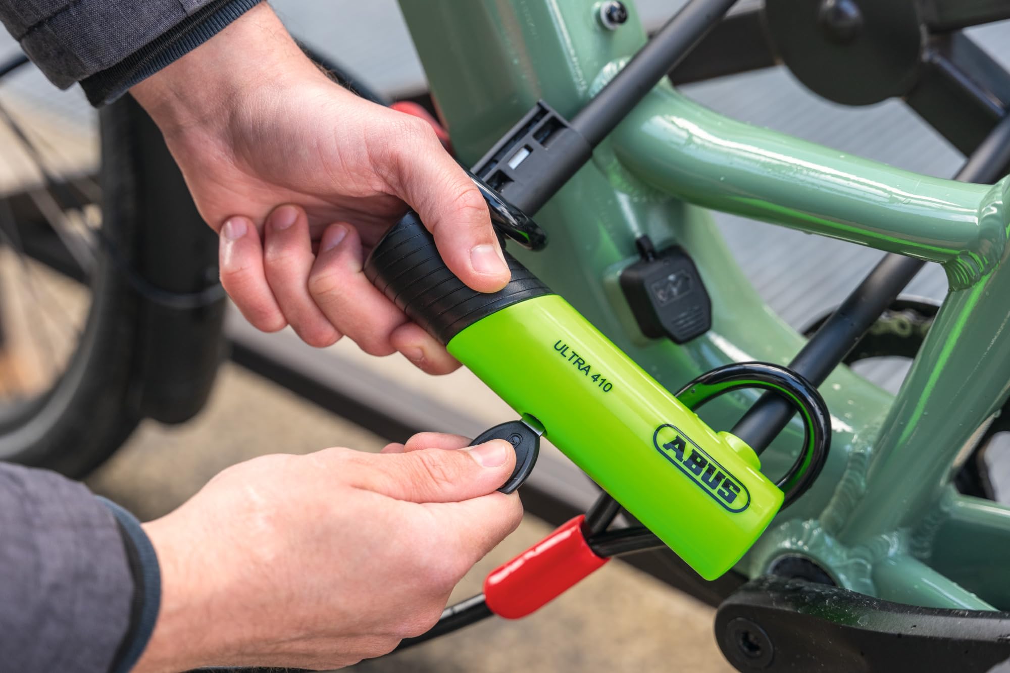 ABUS U-Lock 410K Ultra for Bicycle and e-Scooter - Handy and Robust Bicycle Lock with Practical Holder for Transport on The Bicycle - Bicycle Accessories - Variant 150HB180, Green