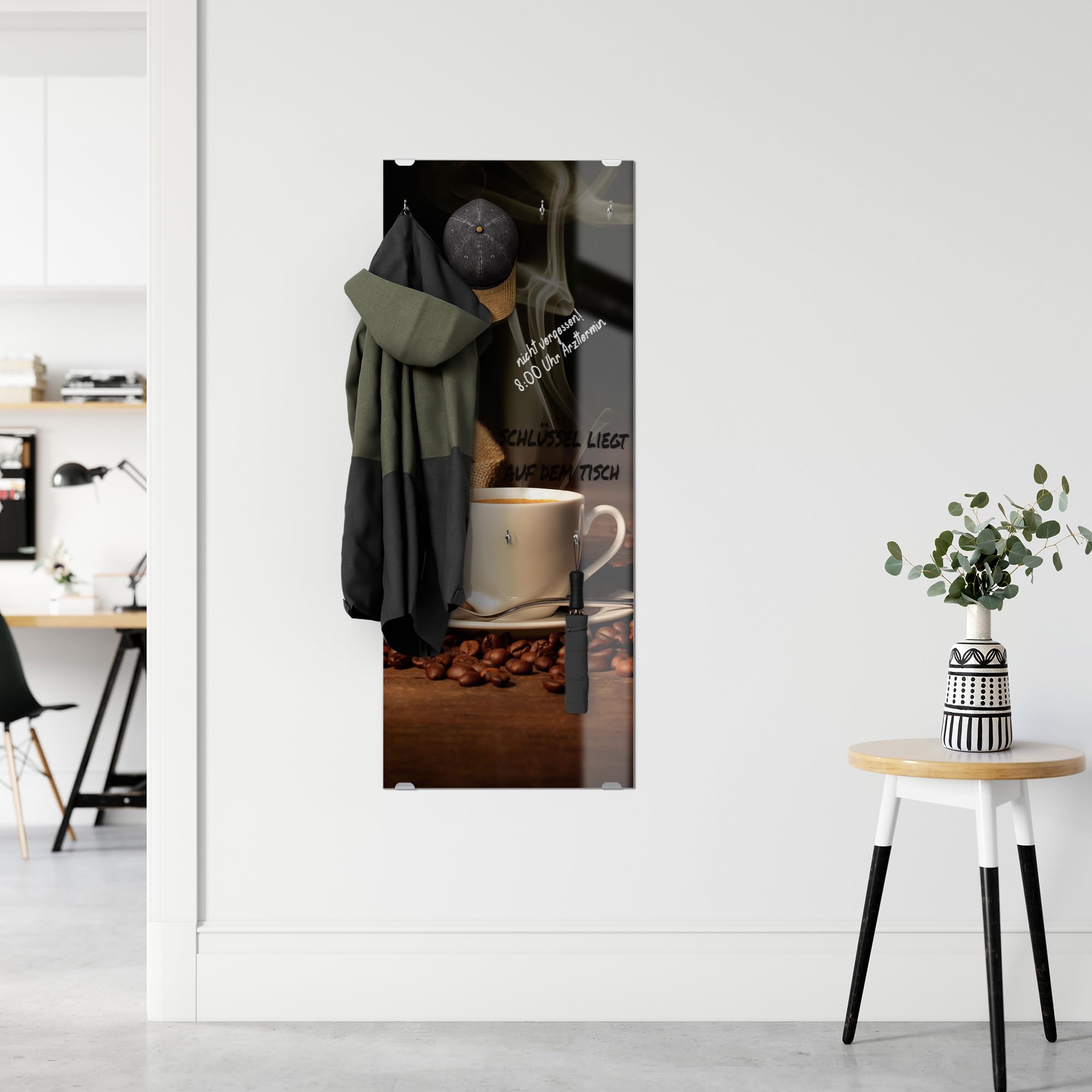 DEQORI Wieszak na ubrania ze szkła z nadrukiem motywu | wzór pionowy, 50 x 125 cm | motyw filiżanki do kawy z ziarnami | szkło bezpieczne ESG z 7 haczykami – możliwość pisania i łatwy montaż – łatwy w