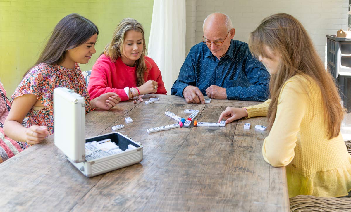 Engelhart – 250160 – Mexican Train – metalowe pudełko – komplet akcesoriów – domino D12 – 91 kamieni – dla 2–8 graczy – 6+