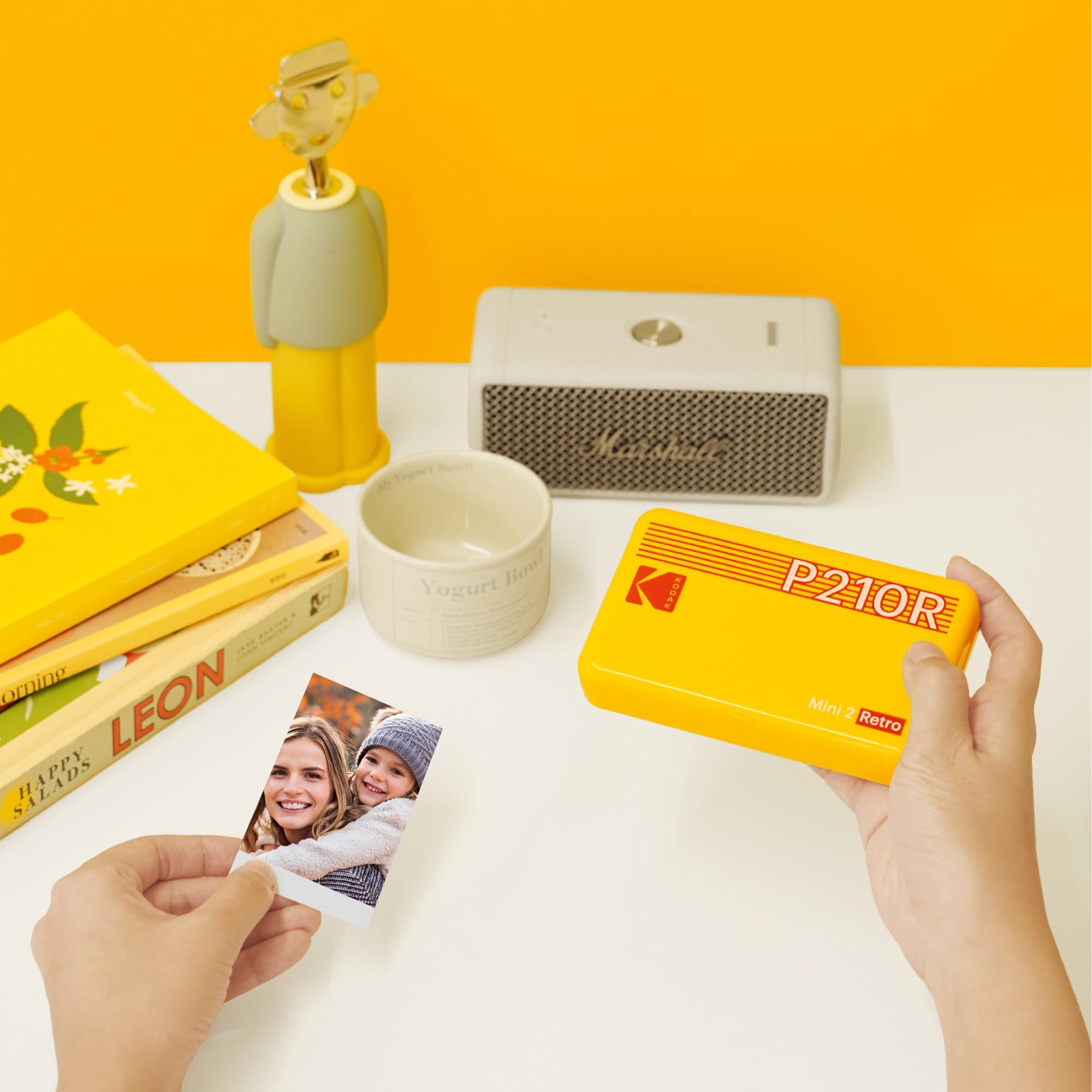 KODAK Mini 2 Retro 4Pass Impresora de Fotos Portátil (5,3x8,6cm) + Pack de Regalo con 68 Hojas (8 Hojas Iniciales + 60 Hojas) - Amarillo