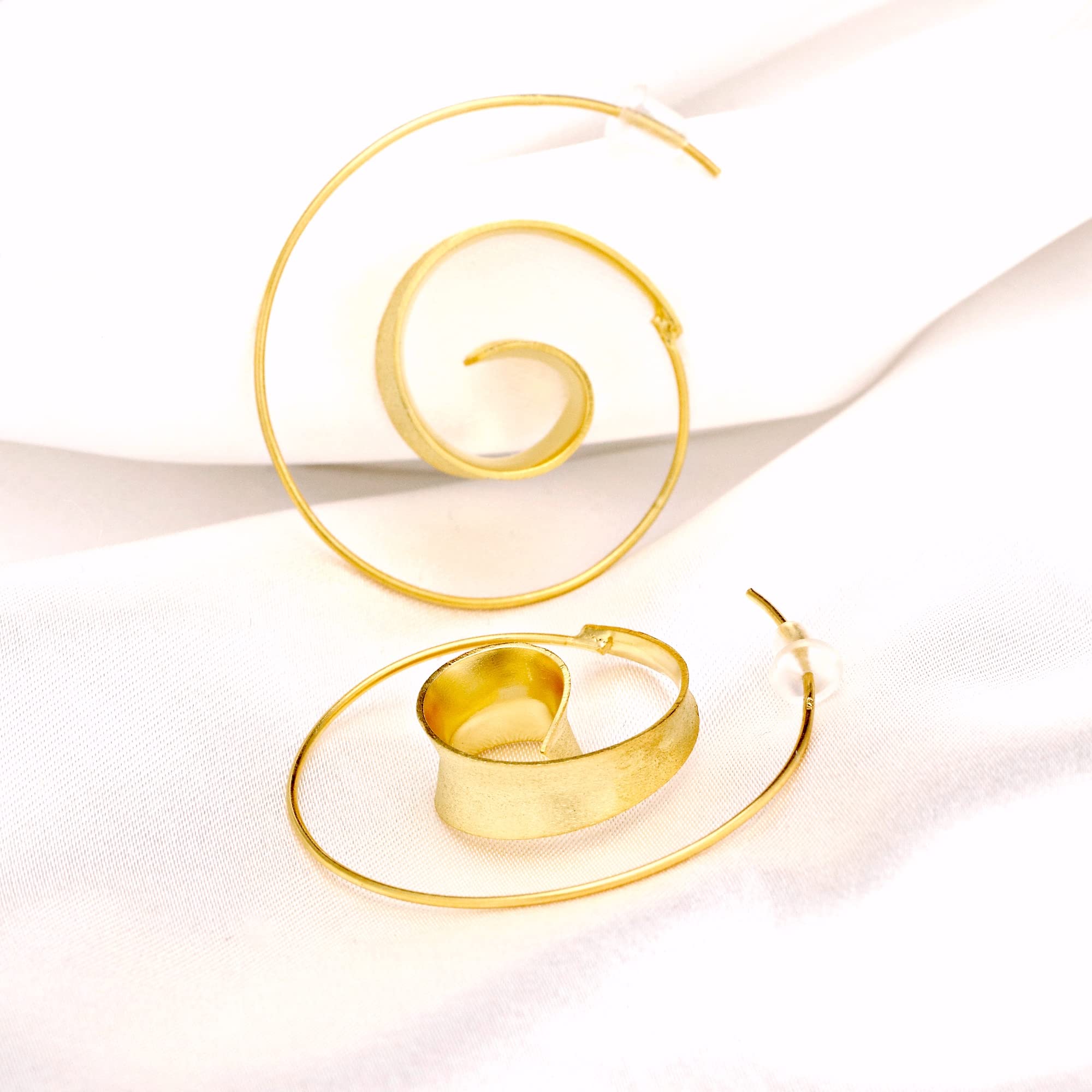MadamLili - Spiral Ohrringe Matt Gold - 925 Sterling Silber Vergoldet - Boho Spirale Ohrstecker - Rutschfest Stopper - Gebürstet - Handgefertigt - Angenehmes Tragegefühl - Exklusive Schmuckbox