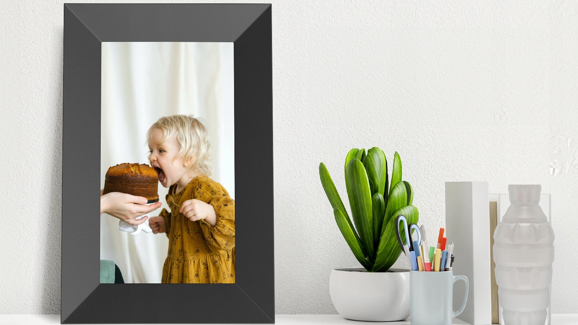 KODAK Cadre photo numérique noir de 7 pouces, stockage de 32 Go, rotation automatique instantanée des photos et des vidéos, parfait pour les photos de famille, chargement à distance, affichage