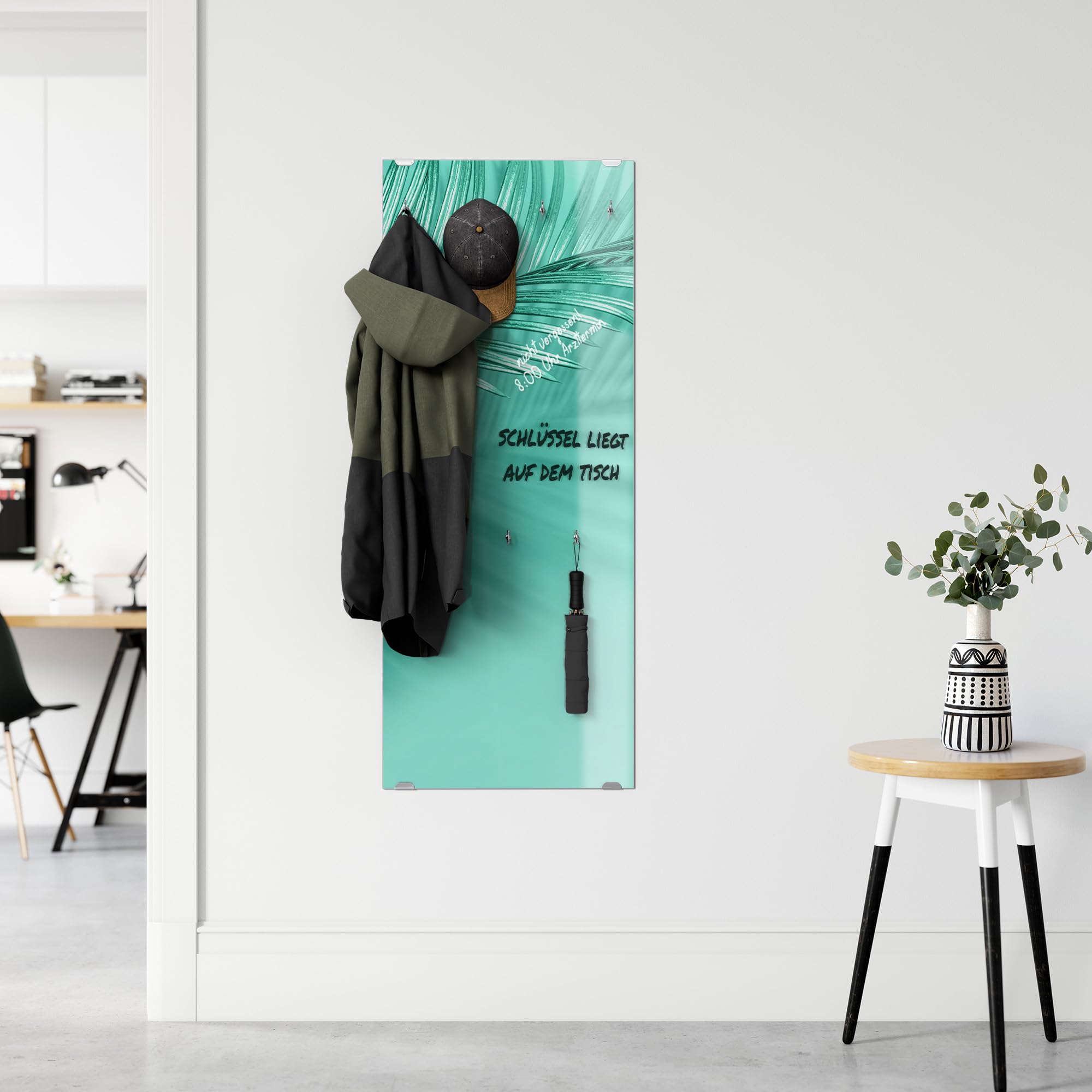DEQORI Wieszak na ubrania ze szkła z nadrukiem motywu | wzór pionowy, 50 x 125 cm | motyw gry palm w kolorze miętowym | szkło bezpieczne ESG z 7 haczykami – możliwość pisania i łatwy montaż – łatwy w