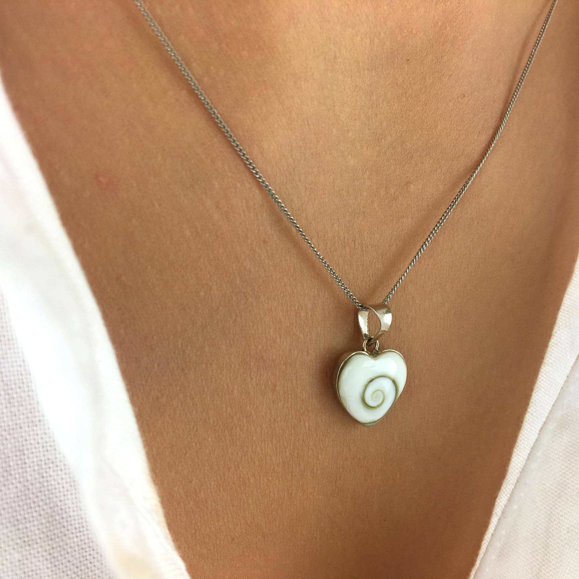 Collar de plata de ley con forma de corazón de concha de ojo de Shiva - Colgante de concha de mar en forma de corazón 925 en cadena de 18" Joyería bohemia playera para mujer Collares estilo