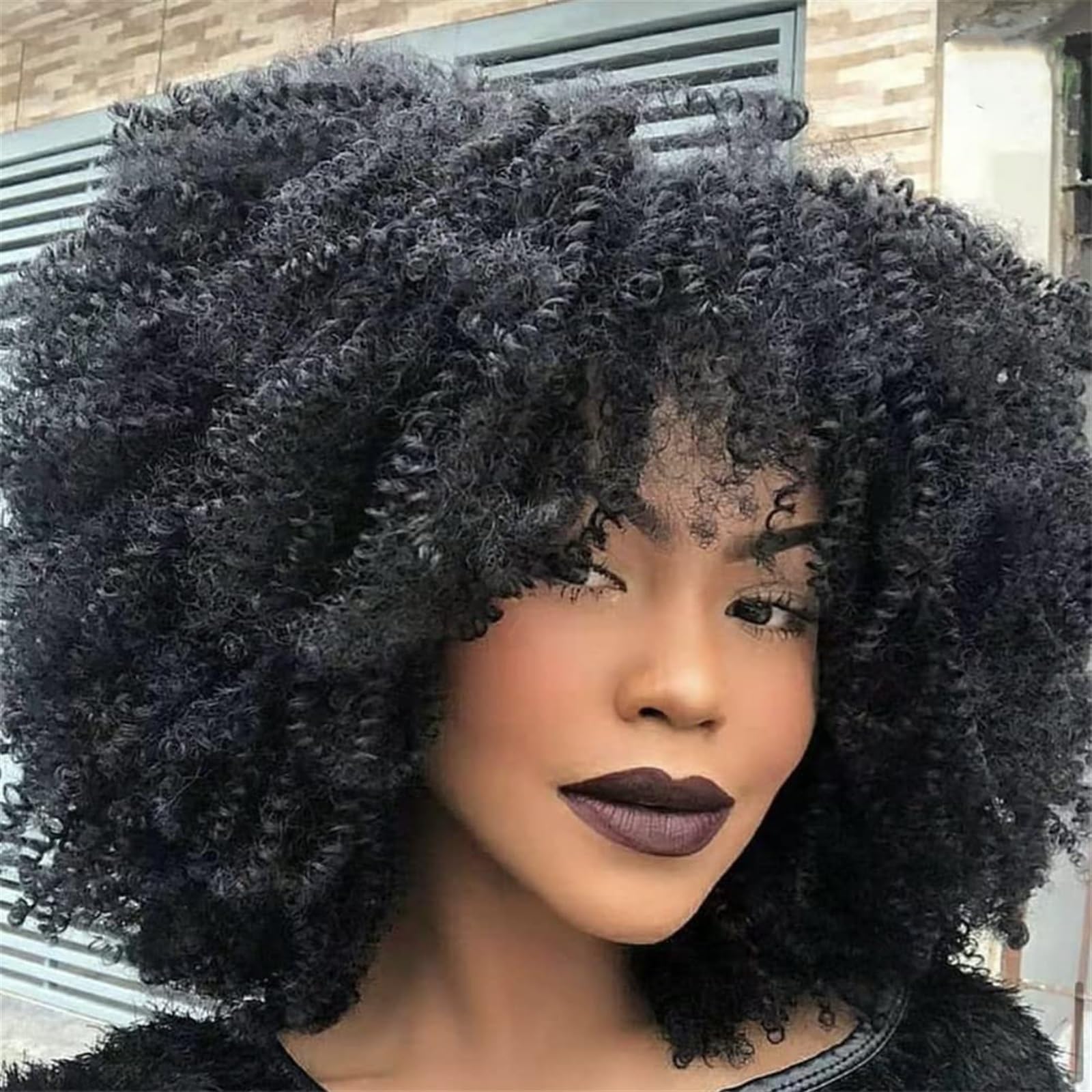 Peruki z koronką falową 12 cali Afro Perwersyjne kręcone Peruki syntetyczne Krótkie kręcone Peruka z grzywką Naturalna czerń Codzienne użytkowanie Bezklejowe włosy w wysokiej temperaturze Peruki z nat