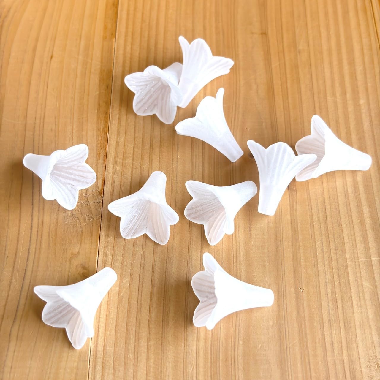 Amazon.co.jp: アクセサリー パーツ アクリル ビーズ 白い花 (ユリ 