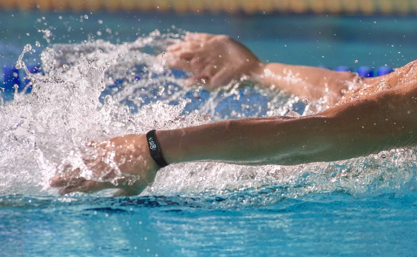 Person swimming with Galaxy Fit 2 on wrist