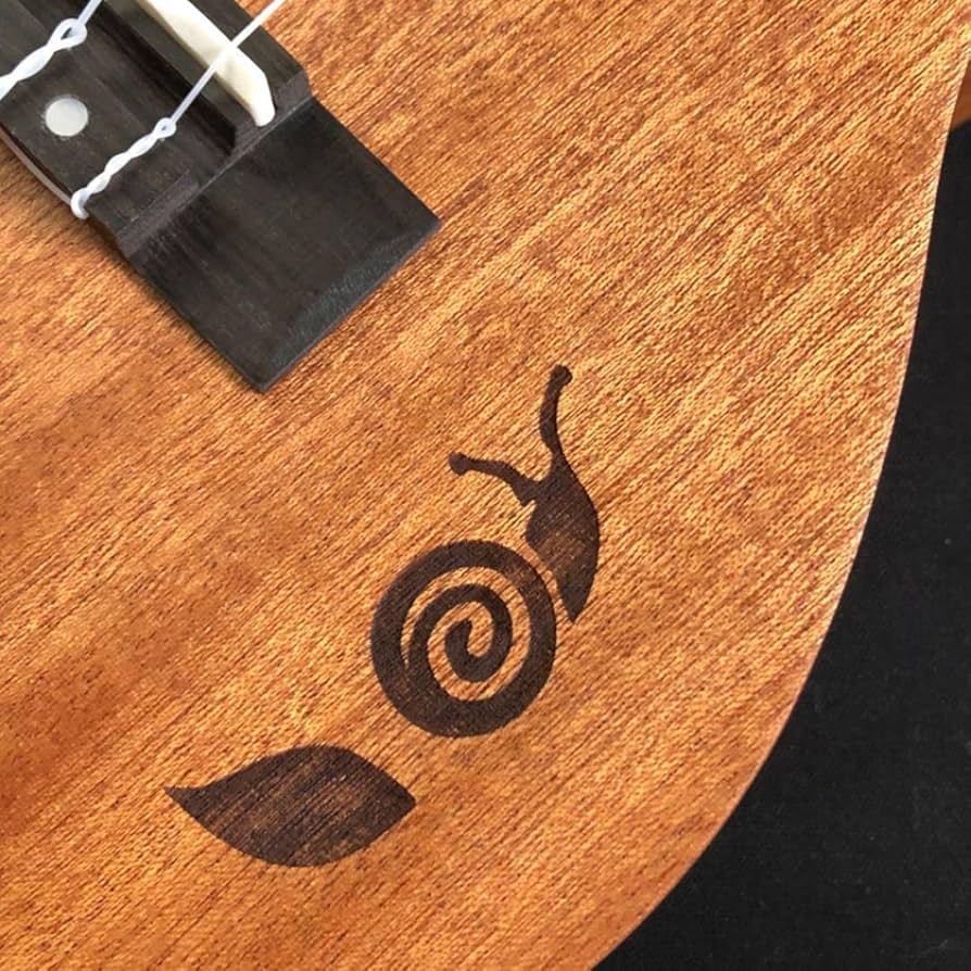 【kmise ukulele】かたつむり模様のエレキ・コンサートウクレレ Kmise かたつむり模様のコンサートウクレレ