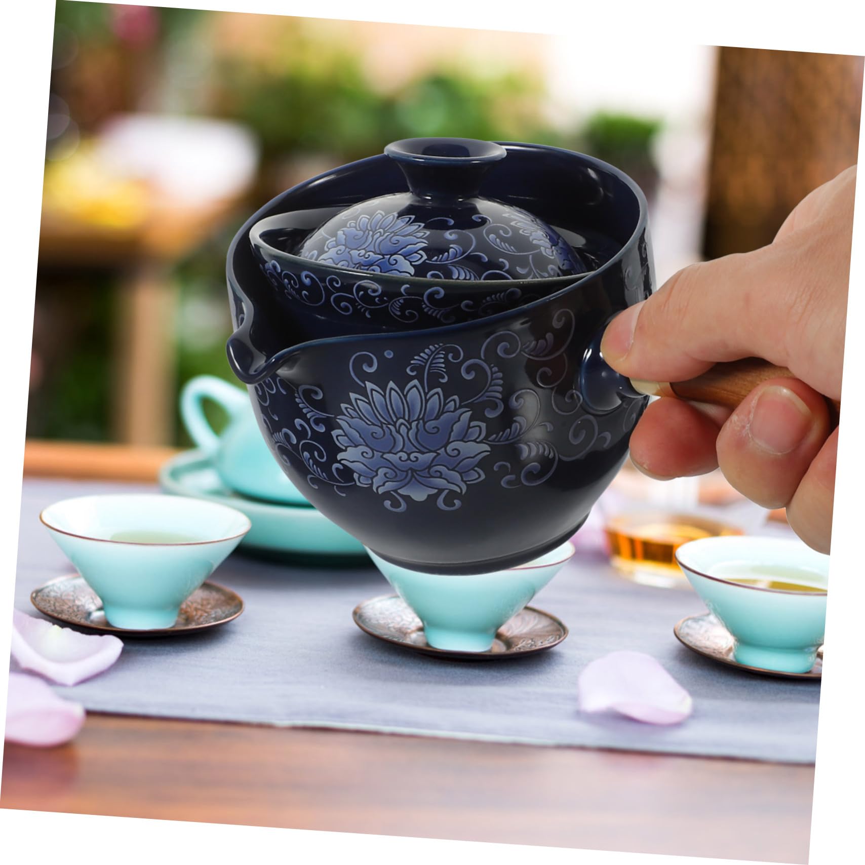 Tetera Giratoria China de Cerámica Asa Lateral 290 Ml | Color Azul Marino, Tapa de Madera, Diseño de Rotación 360 Grados, Uso en Mesa de Oficina y Escritorio