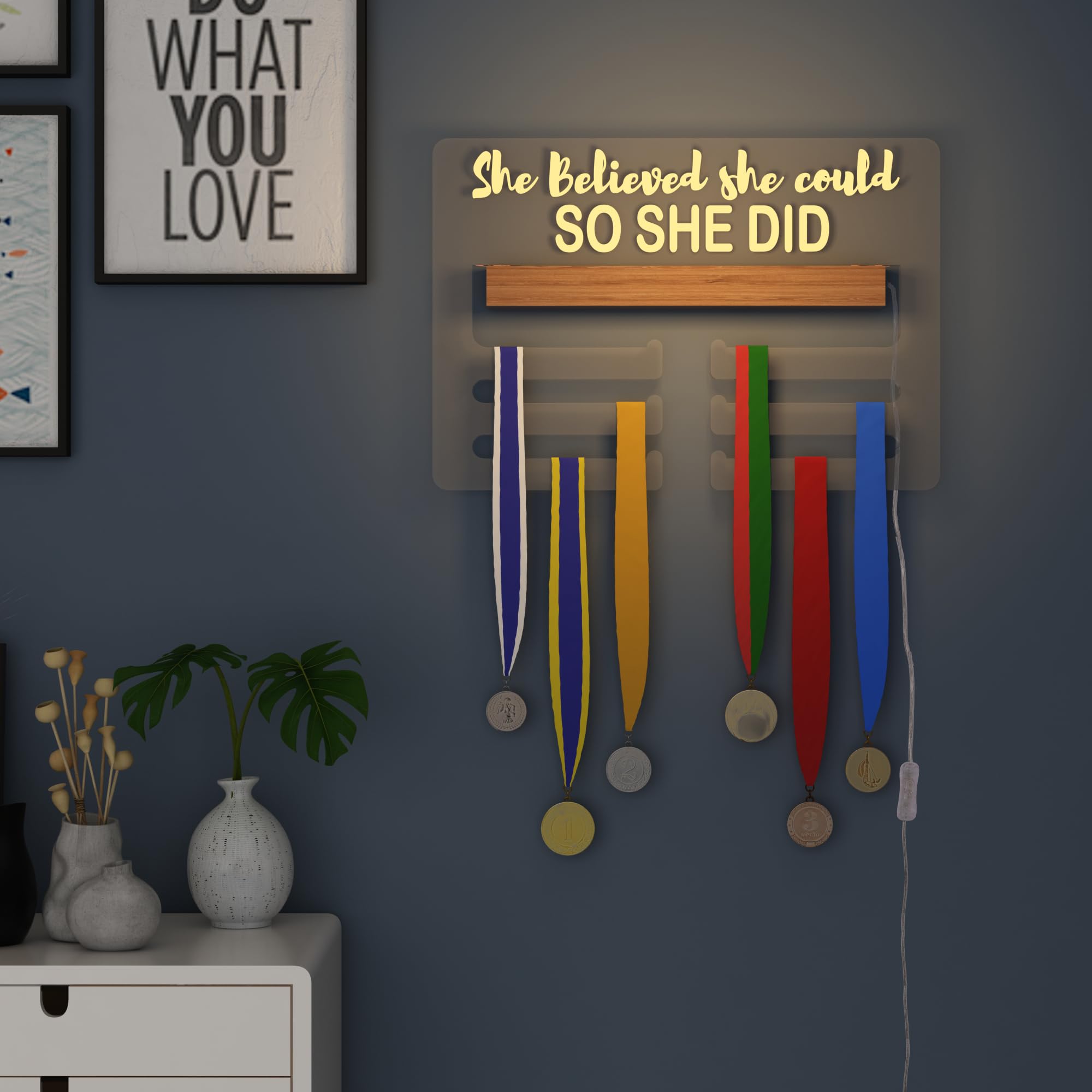 Ammonite She Believed She Could SO SHE DID - Soporte para medallas, soporte para premios o cintas, soporte de cinta temática deportiva para pared, estante de premios escalonado
