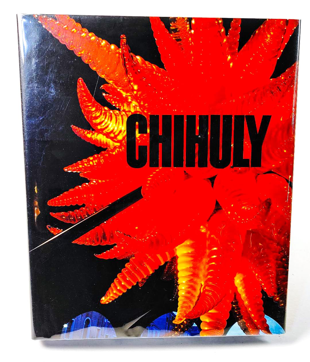 Chihuly pour rompre la monotonie d'une pièce blanche avec un centre de table en verre